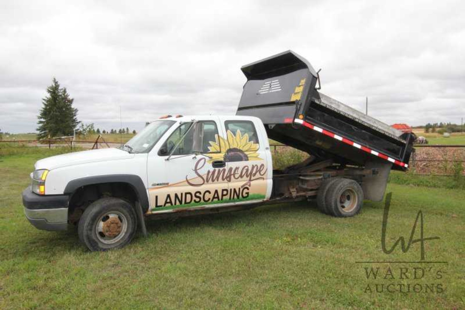 2004 CHEV 3500 DUMP TRUCK SILVERADO CREWCAB 4X4, 202175KM S/N 1GBJK39U44E217330