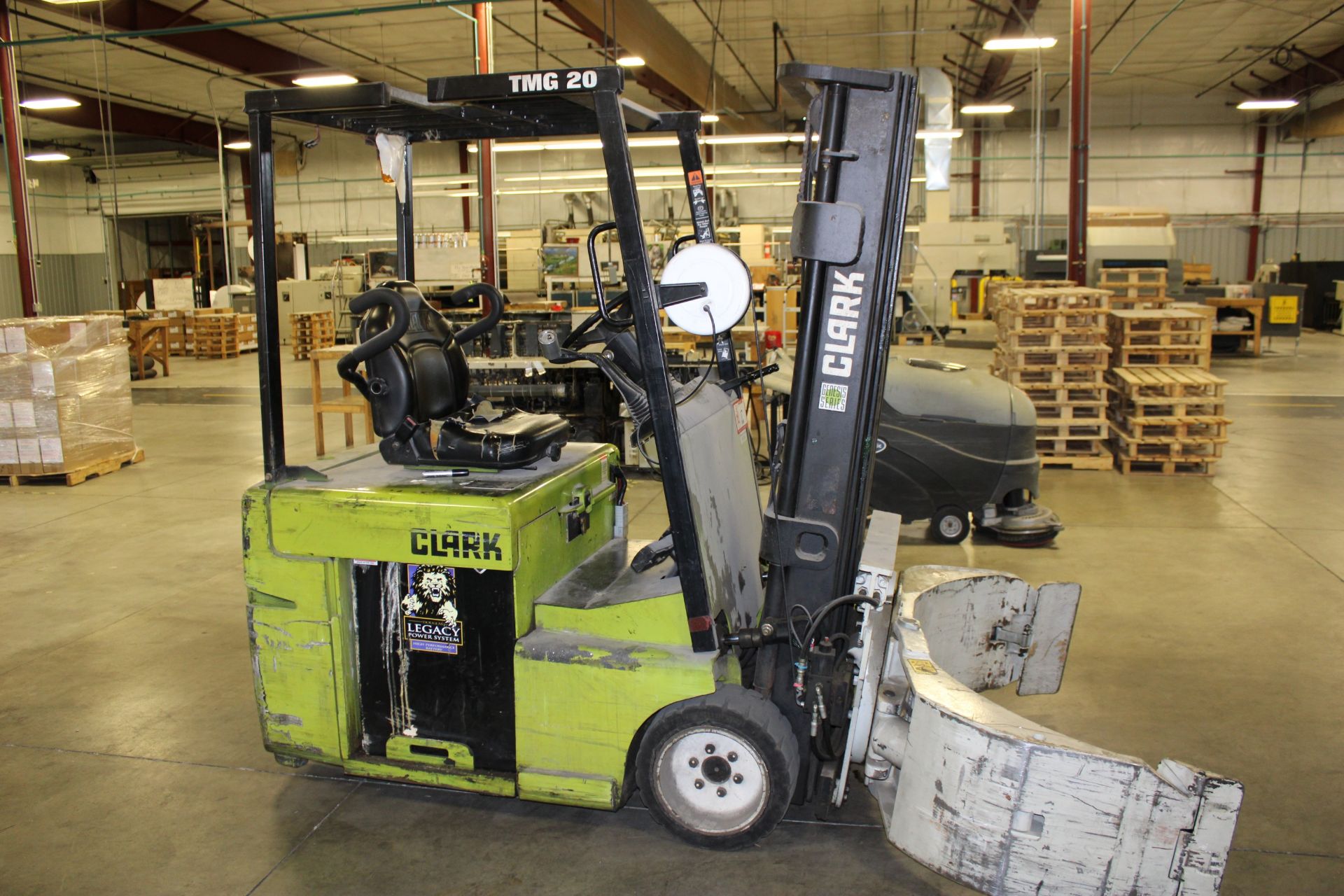 Clark Model TMG20 2500lb, 188" Lift, Solid Tired, 36 Volt Electric Forklift, Cascade Rotating - Image 2 of 4