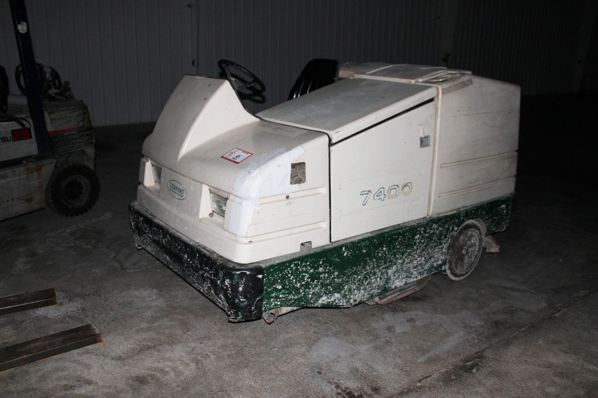 Tennant 7400 Scrubber