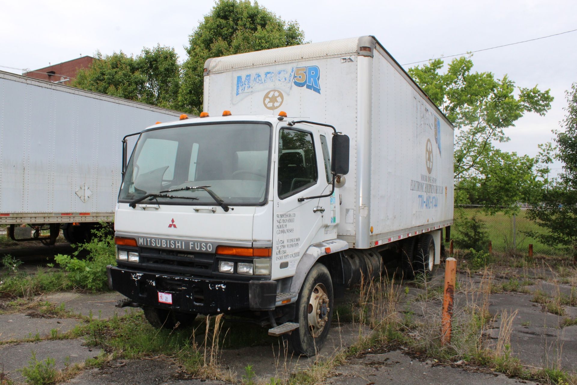 2001 Mitsubishi Fuso , 24' Box Truck w/ Lift Gate, Diesel, 5 Speed, 344,274 Miles NO TITLE EVER - Image 3 of 5