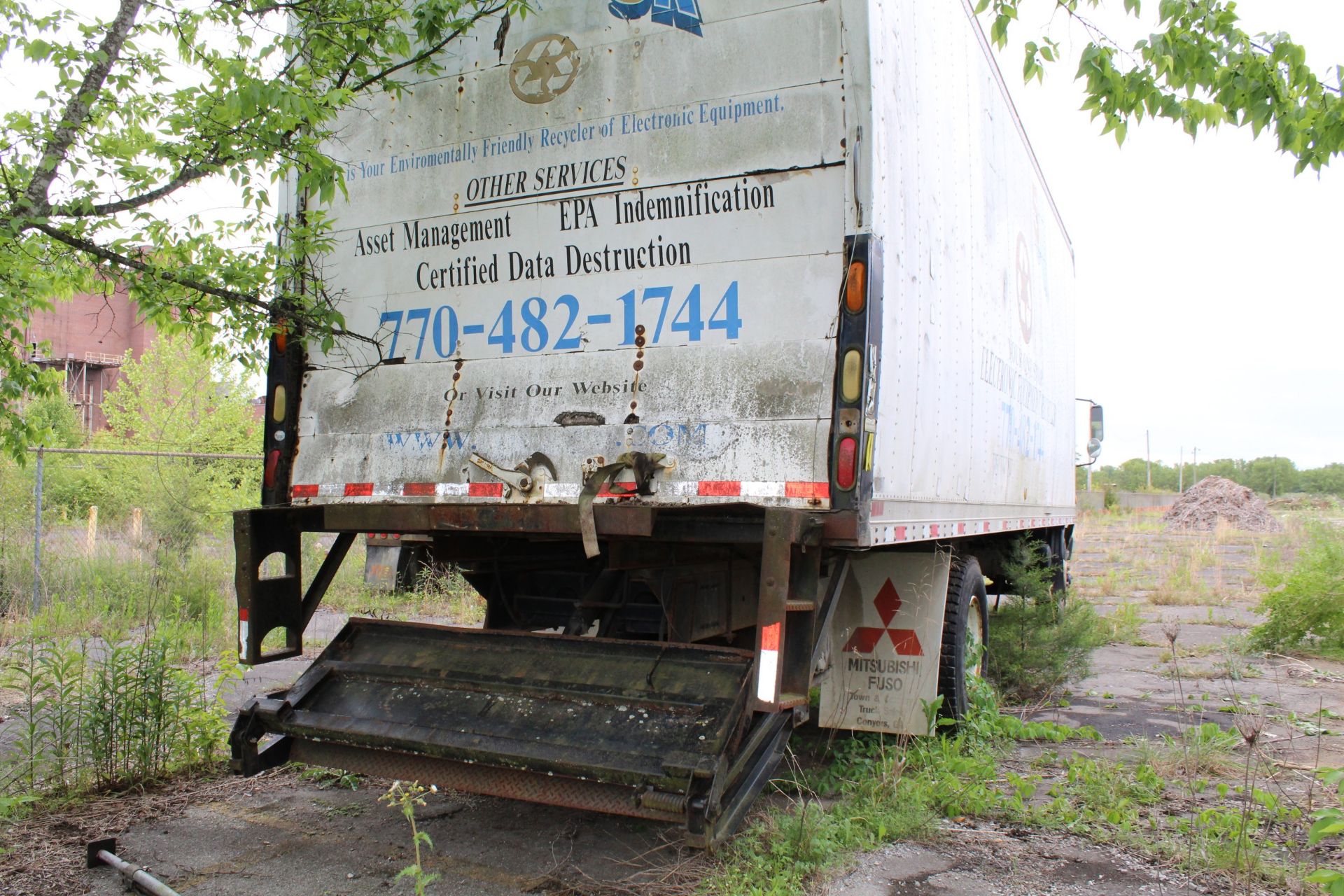 2001 Mitsubishi Fuso , 24' Box Truck w/ Lift Gate, Diesel, 5 Speed, 344,274 Miles NO TITLE EVER - Image 5 of 5