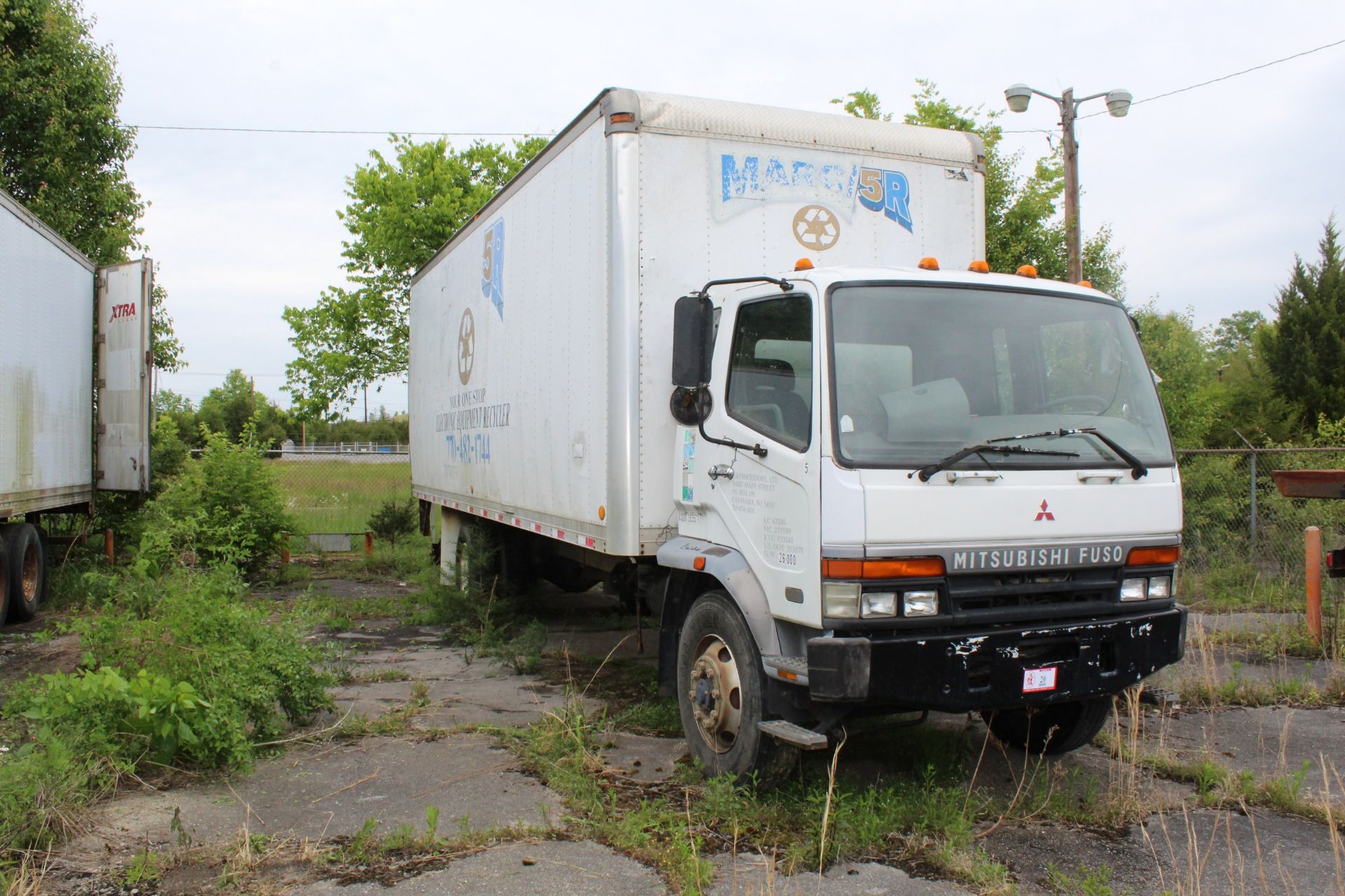 2001 Mitsubishi Fuso , 24' Box Truck w/ Lift Gate, Diesel, 5 Speed, 344,274 Miles NO TITLE EVER - Image 2 of 5