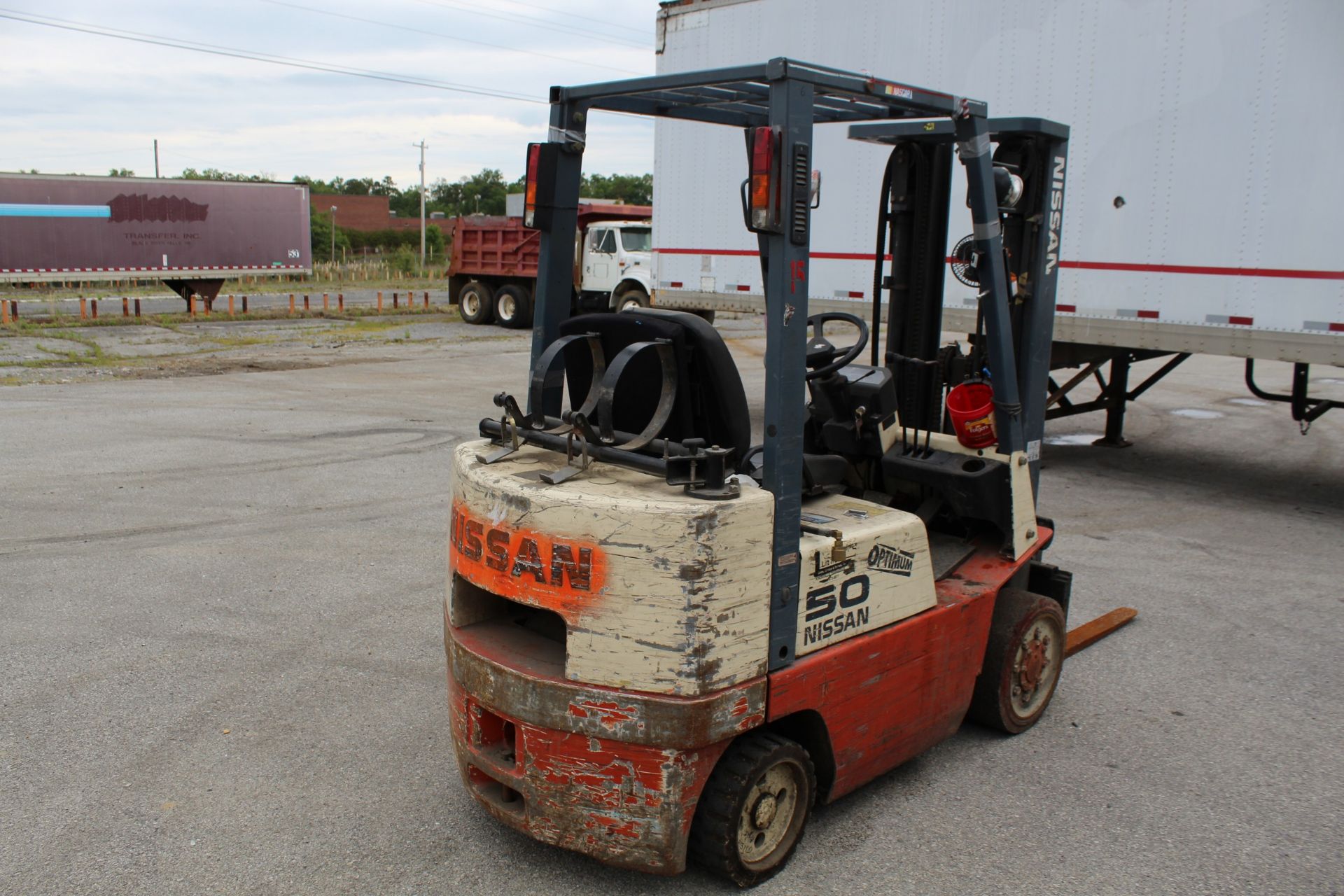 Nissan Forklift, Model CPJ02A25PV, LP Gas, Solid Tired, 5000lb, 187" Lift s/n CPJ02-9P5129 NOTE: LP - Image 2 of 5