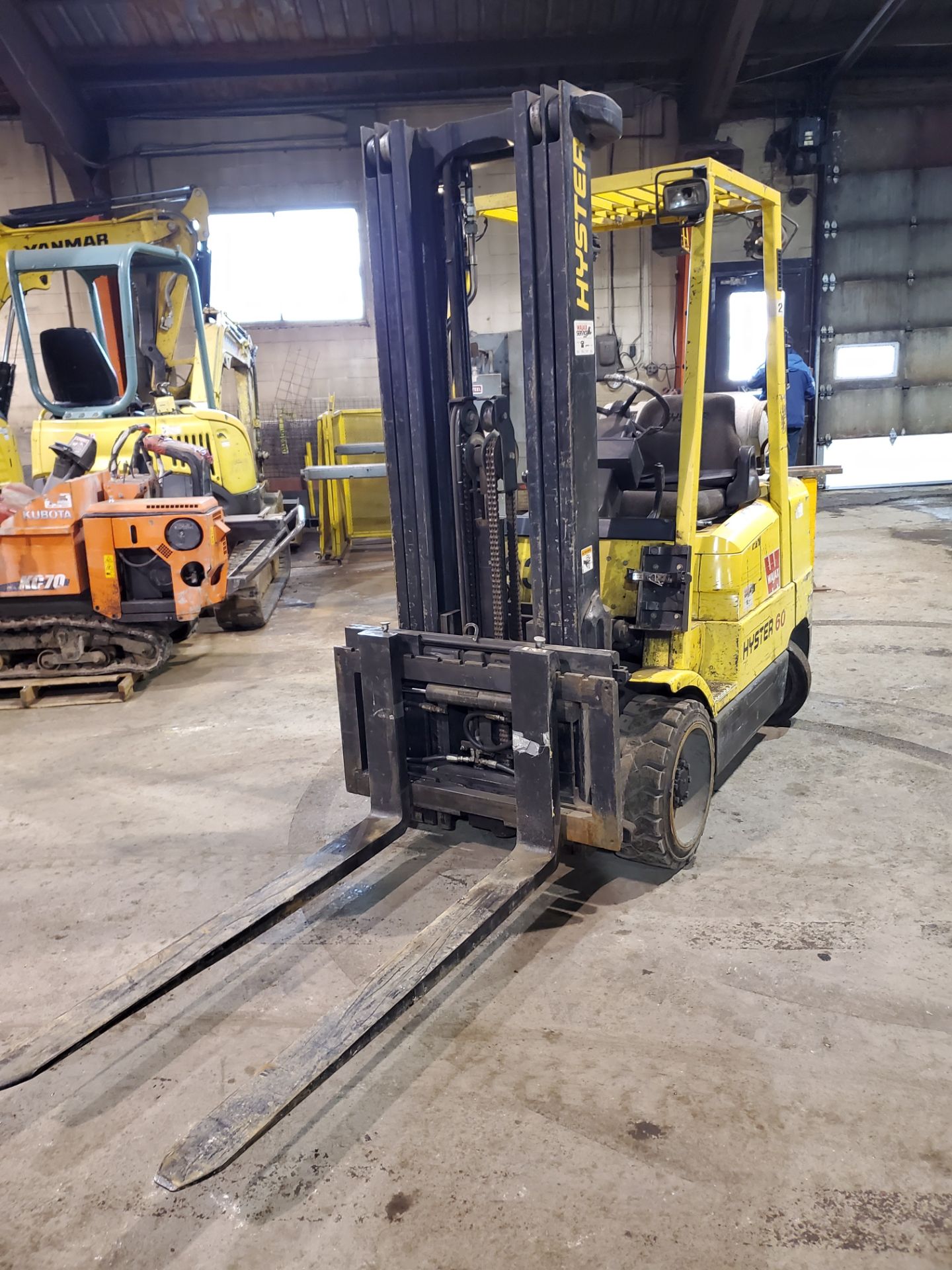 HYSTER PROPANE FORKLIFT, S60XM 6000LB CAPACITY, TRIPLE MAST, SIDE SHIFT- LOCATION - LACHINE, QUEBEC - Image 2 of 6