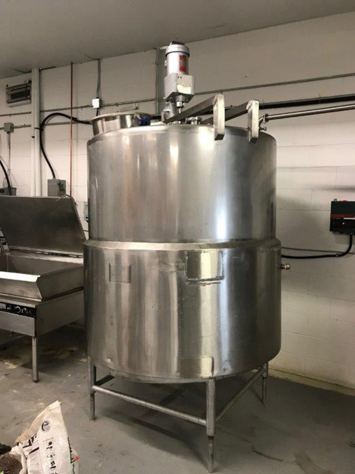 HIGHLAND 700 G JACKETED TANK WITH TOP MOUNTED LIGHTNIN MIXER.- LOCATION - AURORA, ONTARIO