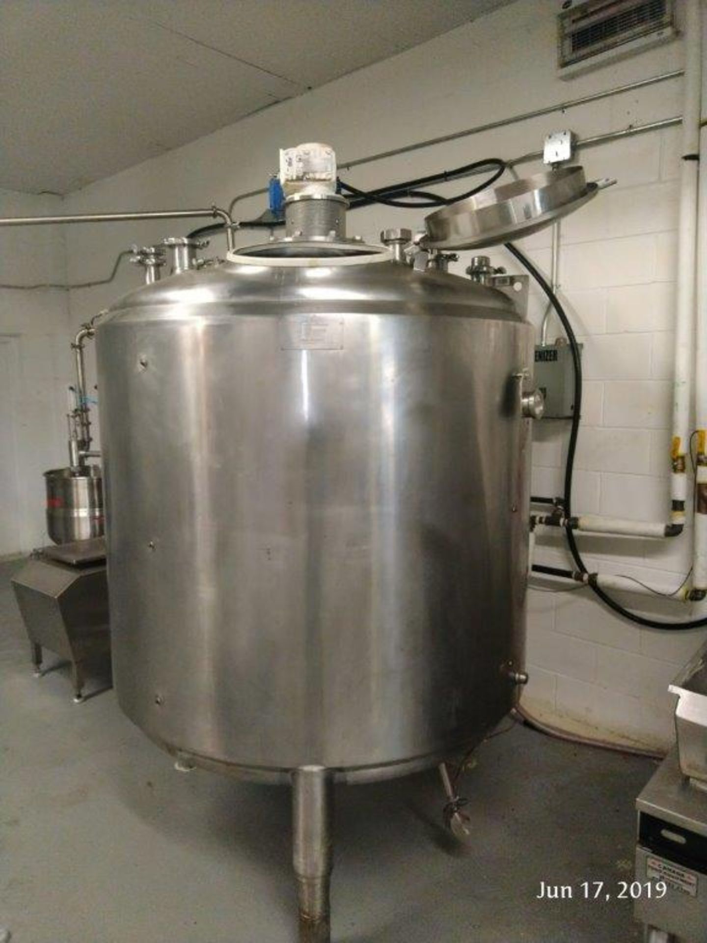 700 G CHERRY BURRELL SS JACKETED TANK WITH TOP MOUNTED MIXER. - LOCATION - AURORA, ONTARIO