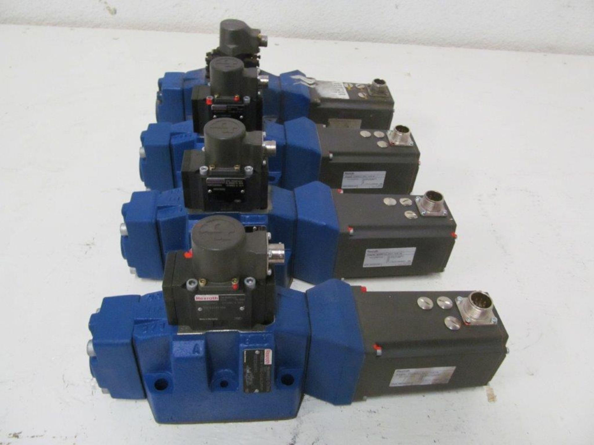 (1) LOT (4) REXROTH CONTROL VALVES, MODEL 4WRDV, 24V NG16 (3) NEW & (1) USED - Image 2 of 5