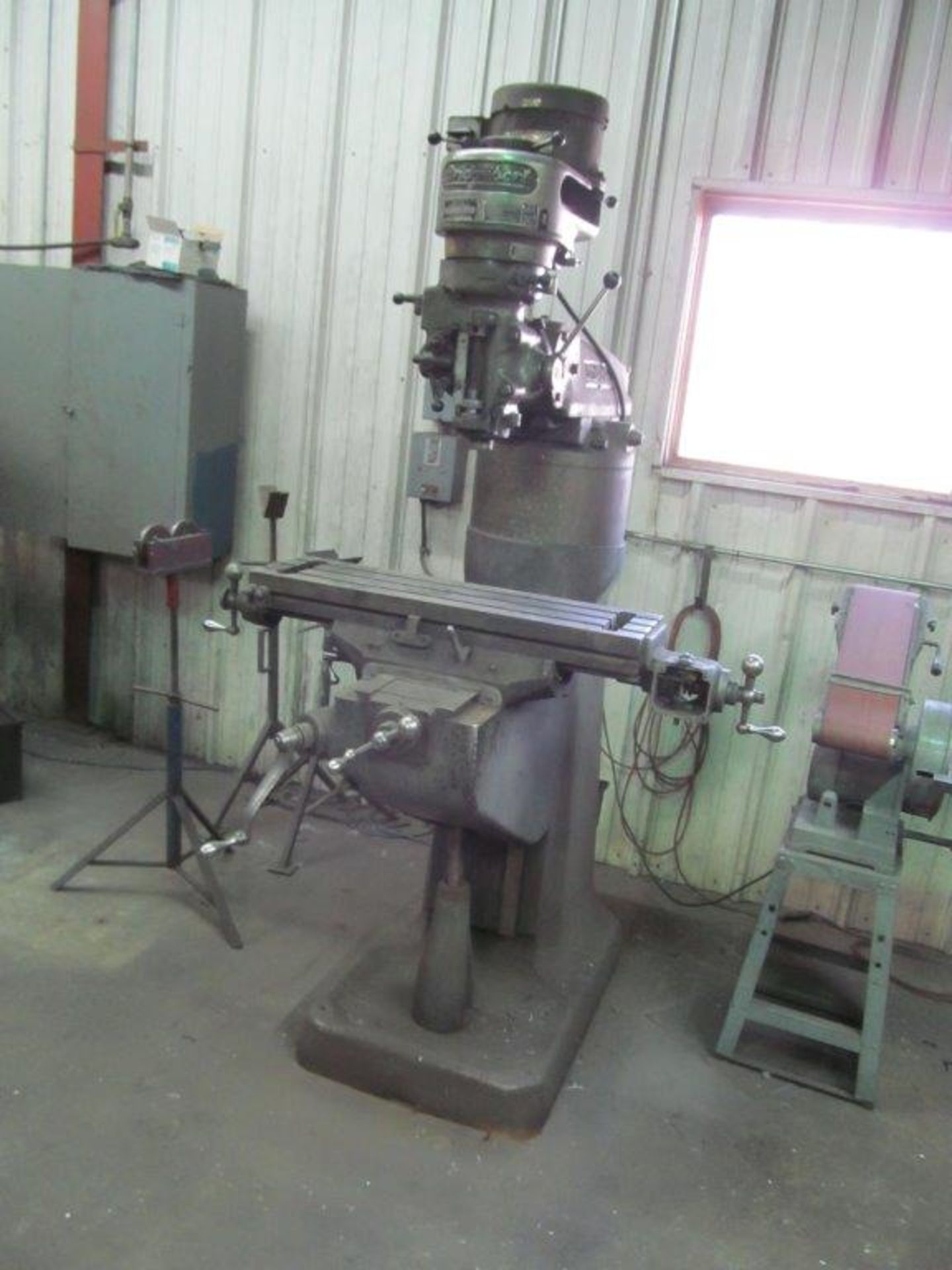 BRIDGEPORT TURRET MILL, 550V/3PH/60C (SOLD AS IS) - LOCATION, Hawkesbury, Ontario