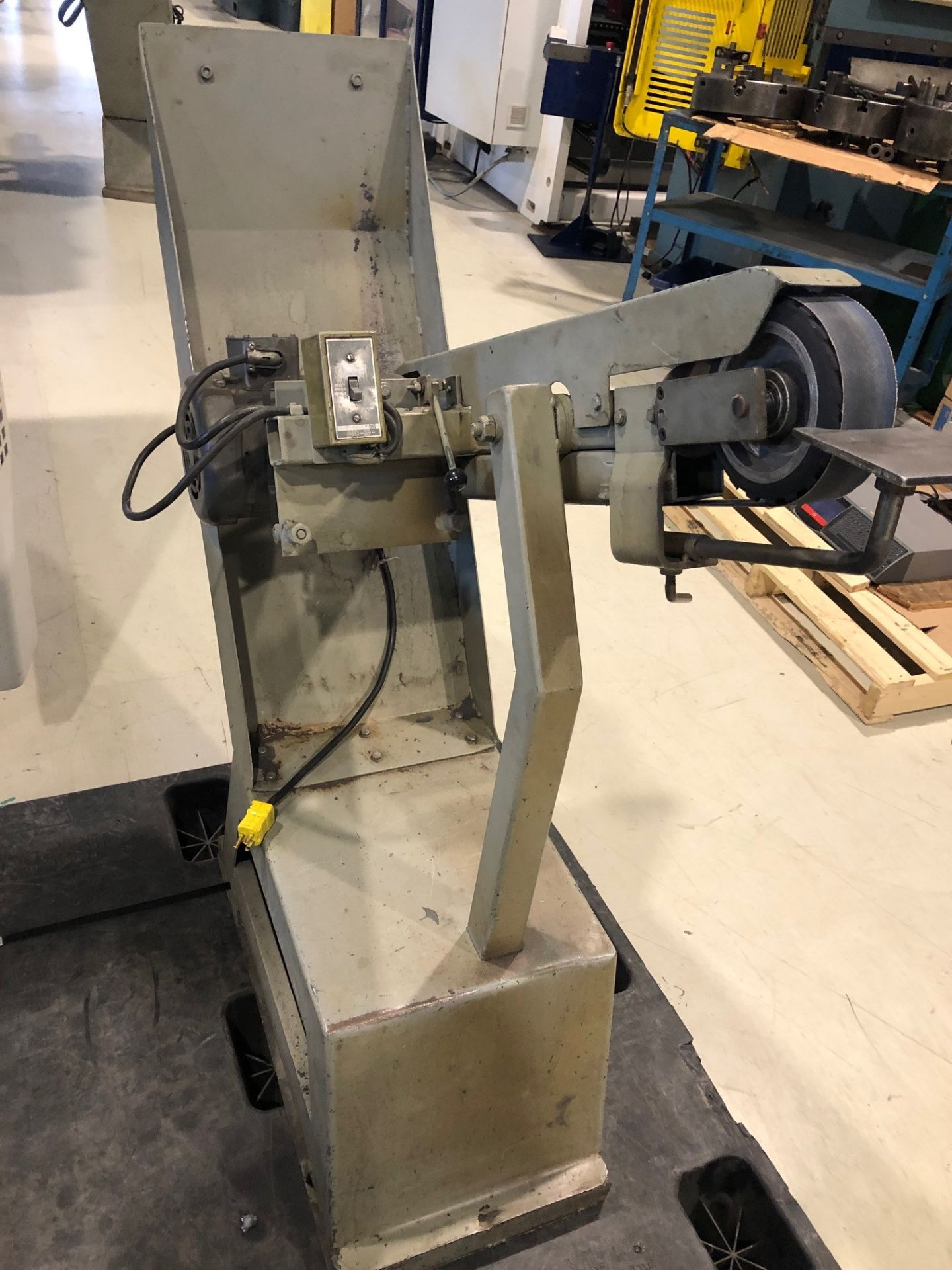 BEE METAL SANDER, MODEL 20 - LOCATION, MONTREAL, QUEBEC