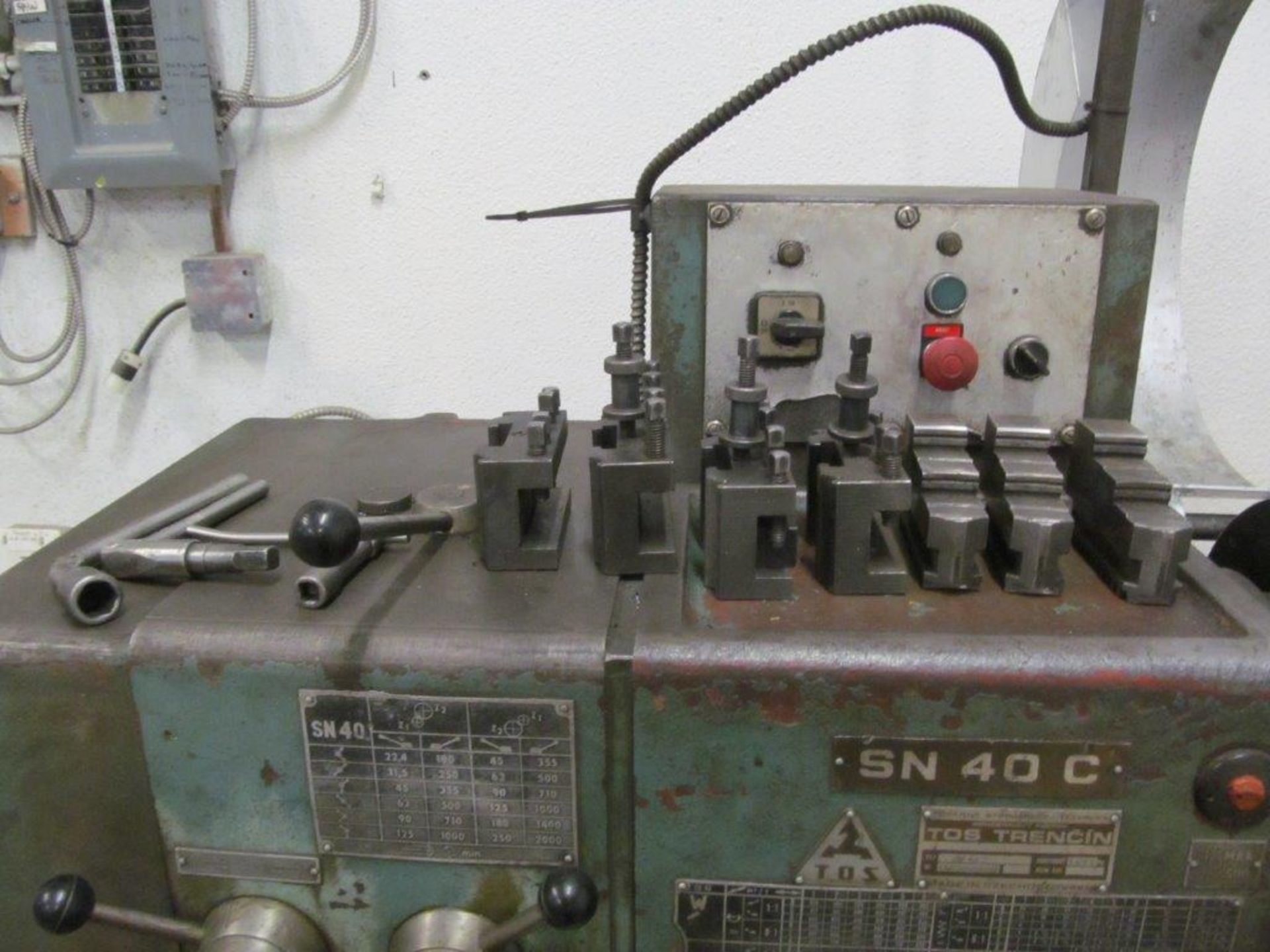 TOS SN40C ENGINE LATHE, 18'' SWING X 80 '' CENTERS - LOCATION, HAWKESBURY, ONTARIO - Image 9 of 10