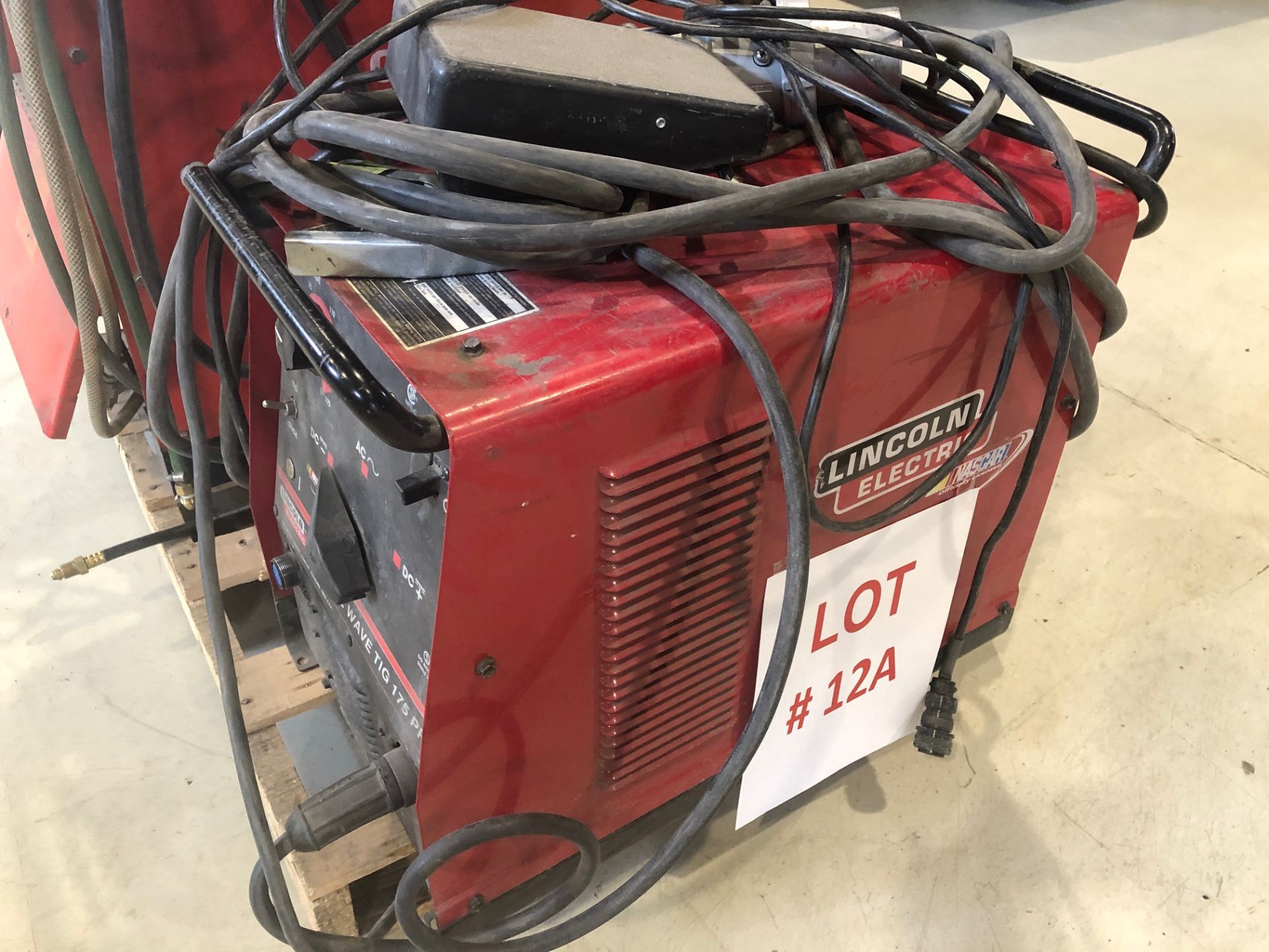 LINCOLN ELECTRIC TIG WELDER, MODEL SQUARE WAVE TIG 175 PRO - LOCATION, MONTREAL, QUEBEC - Image 2 of 5