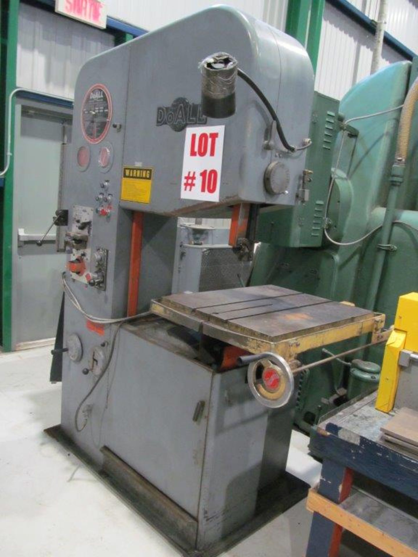 DOALL VERTICAL BAND SAW, MODEL 2613-1-H, S/N 361-88199, 26'' - LOCATION, MONTREAL, QUEBEC