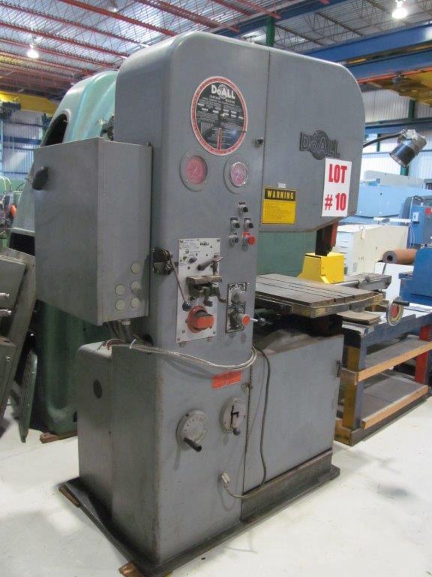 DOALL VERTICAL BAND SAW, MODEL 2613-1-H, S/N 361-88199, 26'' - LOCATION, MONTREAL, QUEBEC - Image 2 of 4