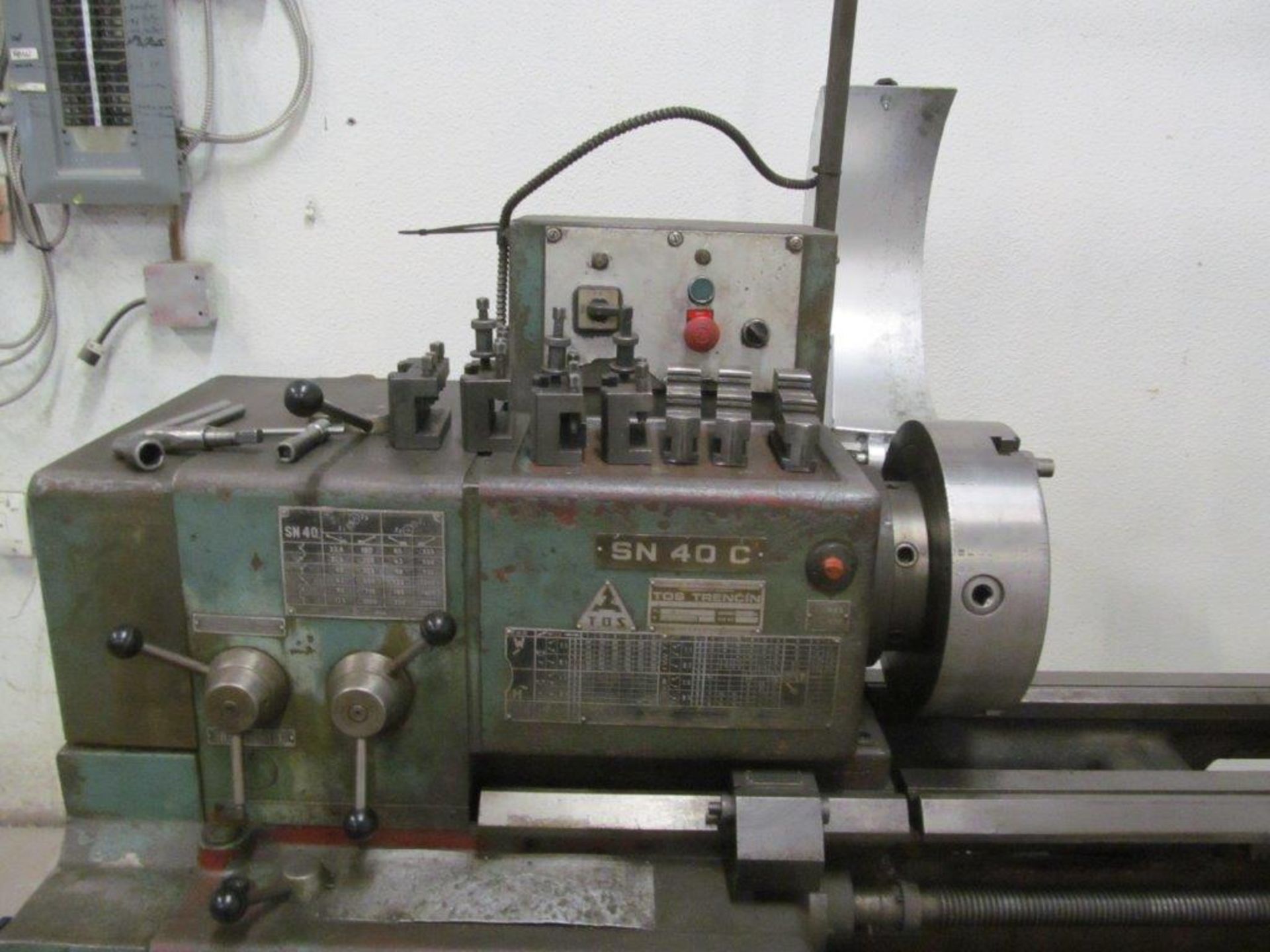 TOS SN40C ENGINE LATHE, 18'' SWING X 80 '' CENTERS - LOCATION, HAWKESBURY, ONTARIO - Image 4 of 10