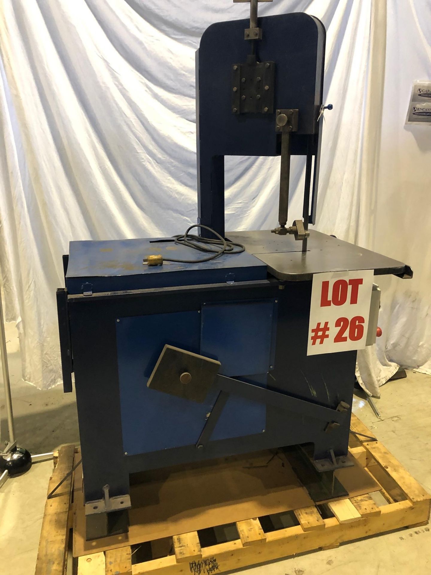 ROLL-OUT VERTICAL BANDSAW, 8'' TRAVEL - LOCATION, MONTREAL, QUEBEC