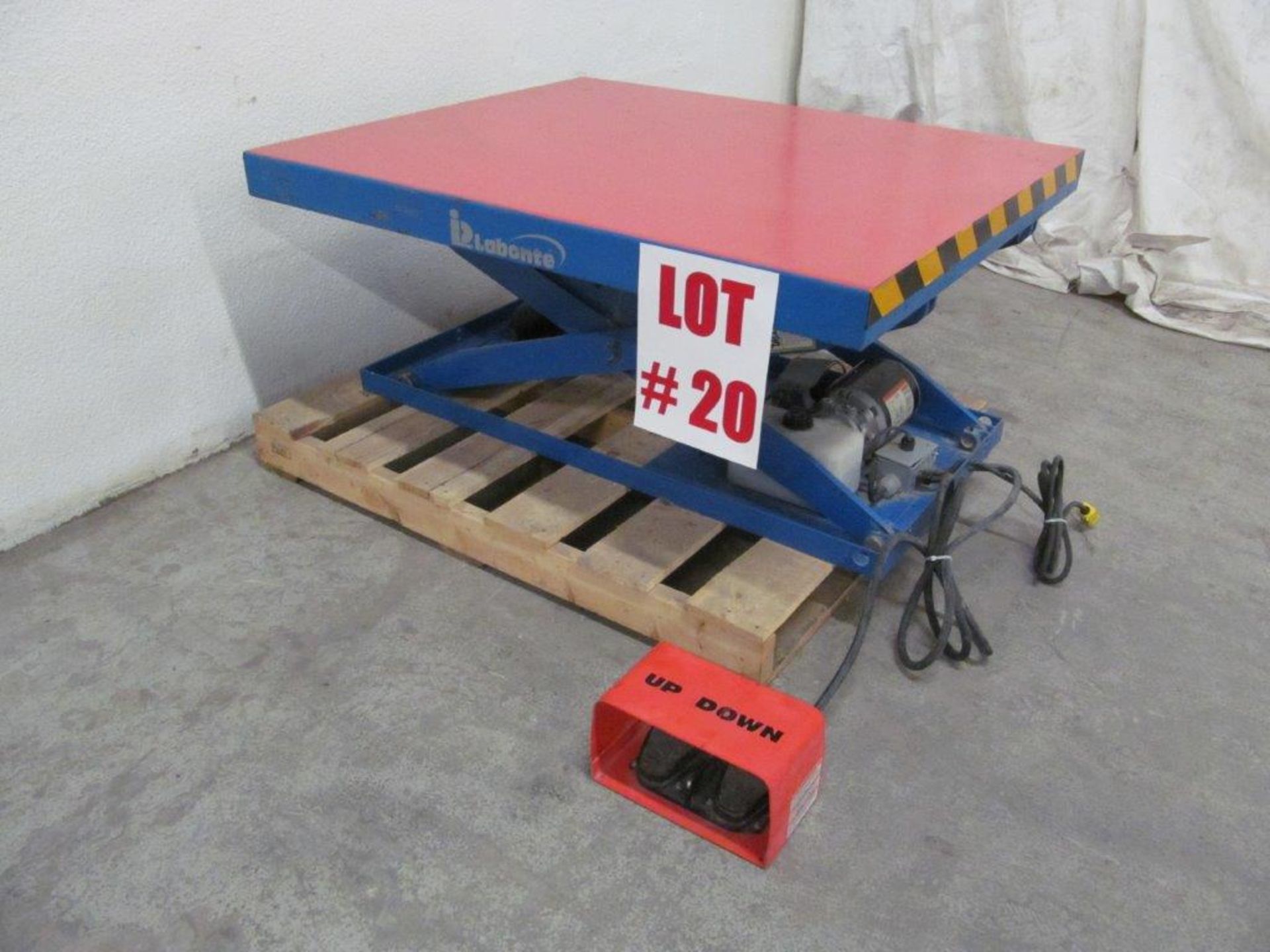 LABONTE SCISSOR LIFT, 39 3/4'' X 48'' X 43'' HEIGHT, 115V/1PH/60C - LOCATION - HAWKESBURY, ONTARIO