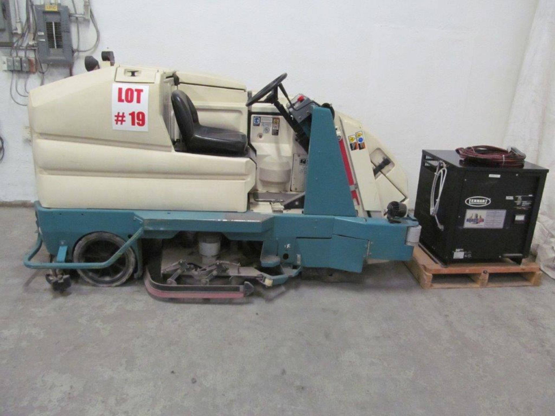 TENNANT WAREHOUSE CLEANING UNIT, C/W 36V CHARGER - LOCATION - HAWKESBURY, ONTARIO