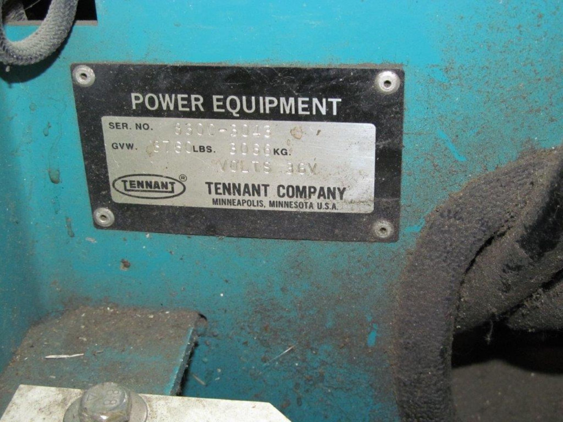 TENNANT WAREHOUSE CLEANING UNIT, C/W 36V CHARGER - LOCATION - HAWKESBURY, ONTARIO - Image 7 of 8