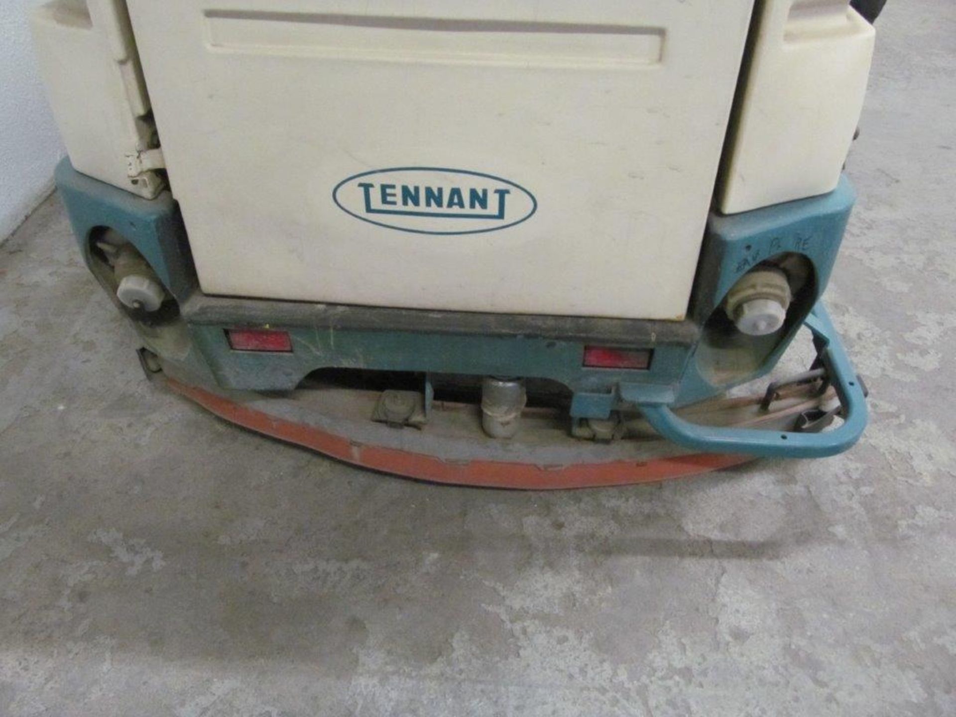 TENNANT WAREHOUSE CLEANING UNIT, C/W 36V CHARGER - LOCATION - HAWKESBURY, ONTARIO - Image 6 of 8