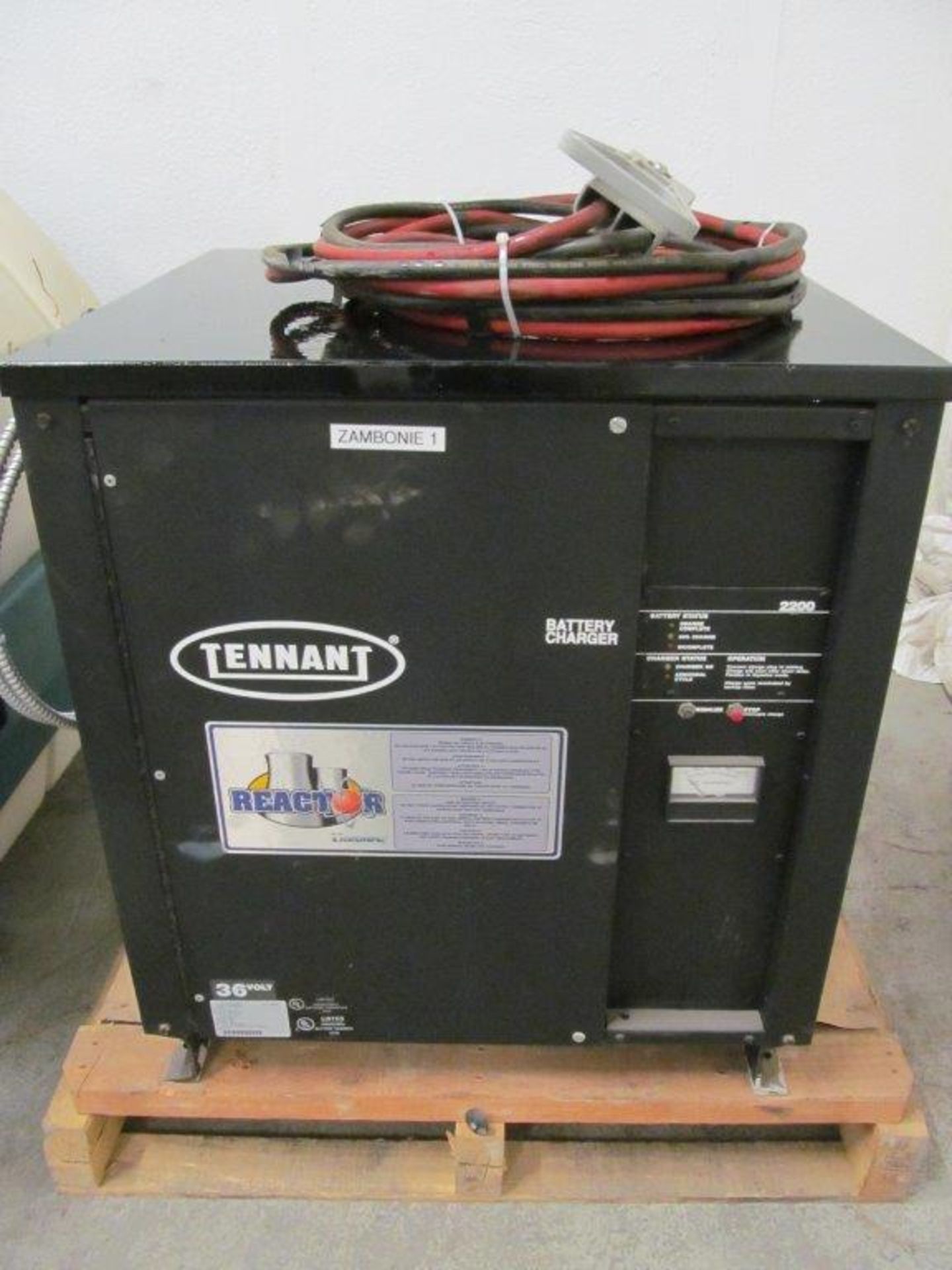 TENNANT WAREHOUSE CLEANING UNIT, C/W 36V CHARGER - LOCATION - HAWKESBURY, ONTARIO - Image 8 of 8