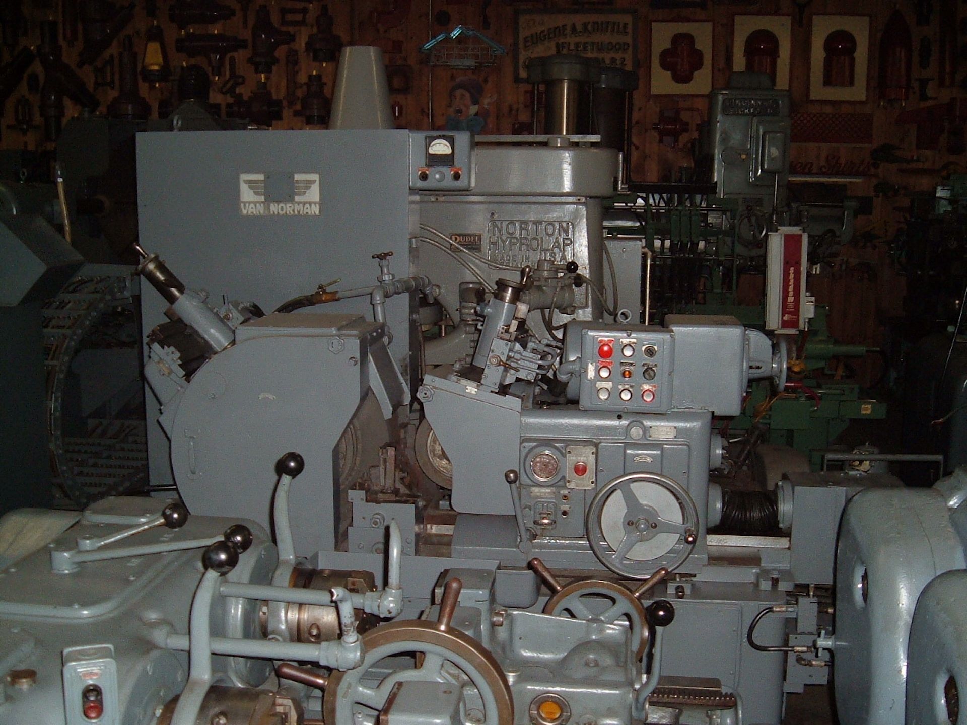 VAN NORMAN 2C CENTERLESS GRINDER: MFG-1962, 15Hp Main, Auto-Infeed, Hard-ways