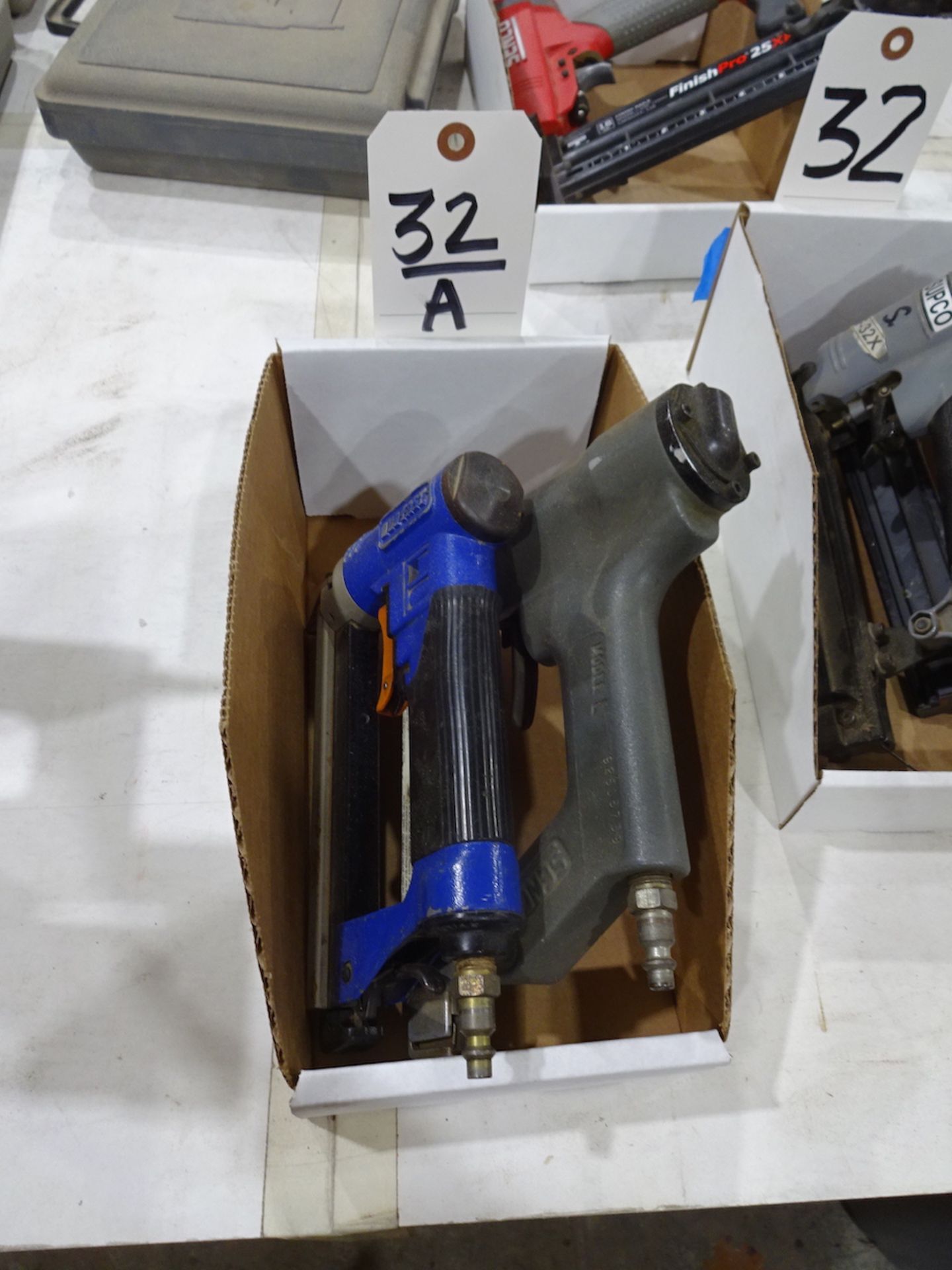 LOT: Pneumatic Stapler & Finish Nailer