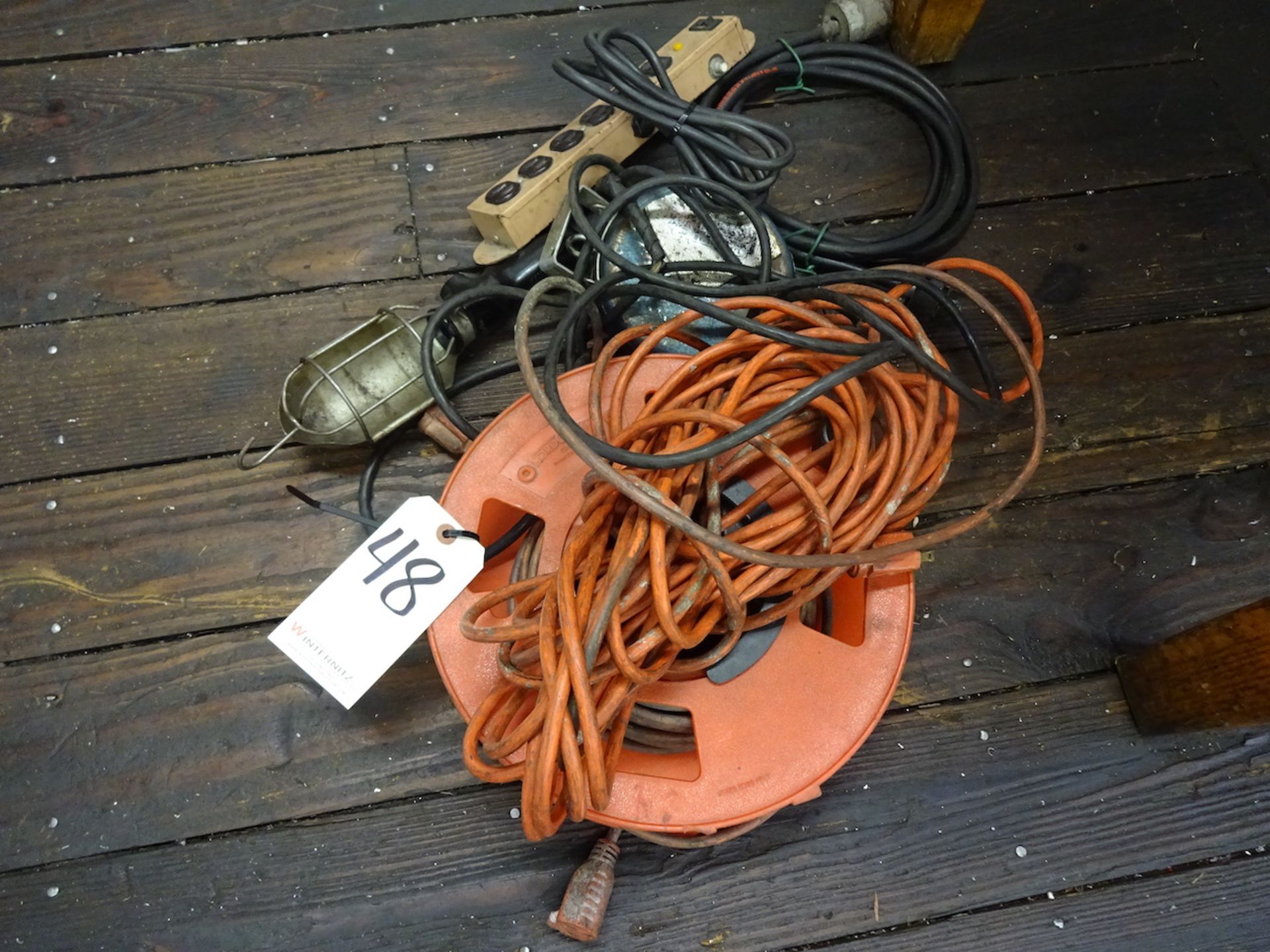 LOT: Assorted Electric Cords & Work Lights