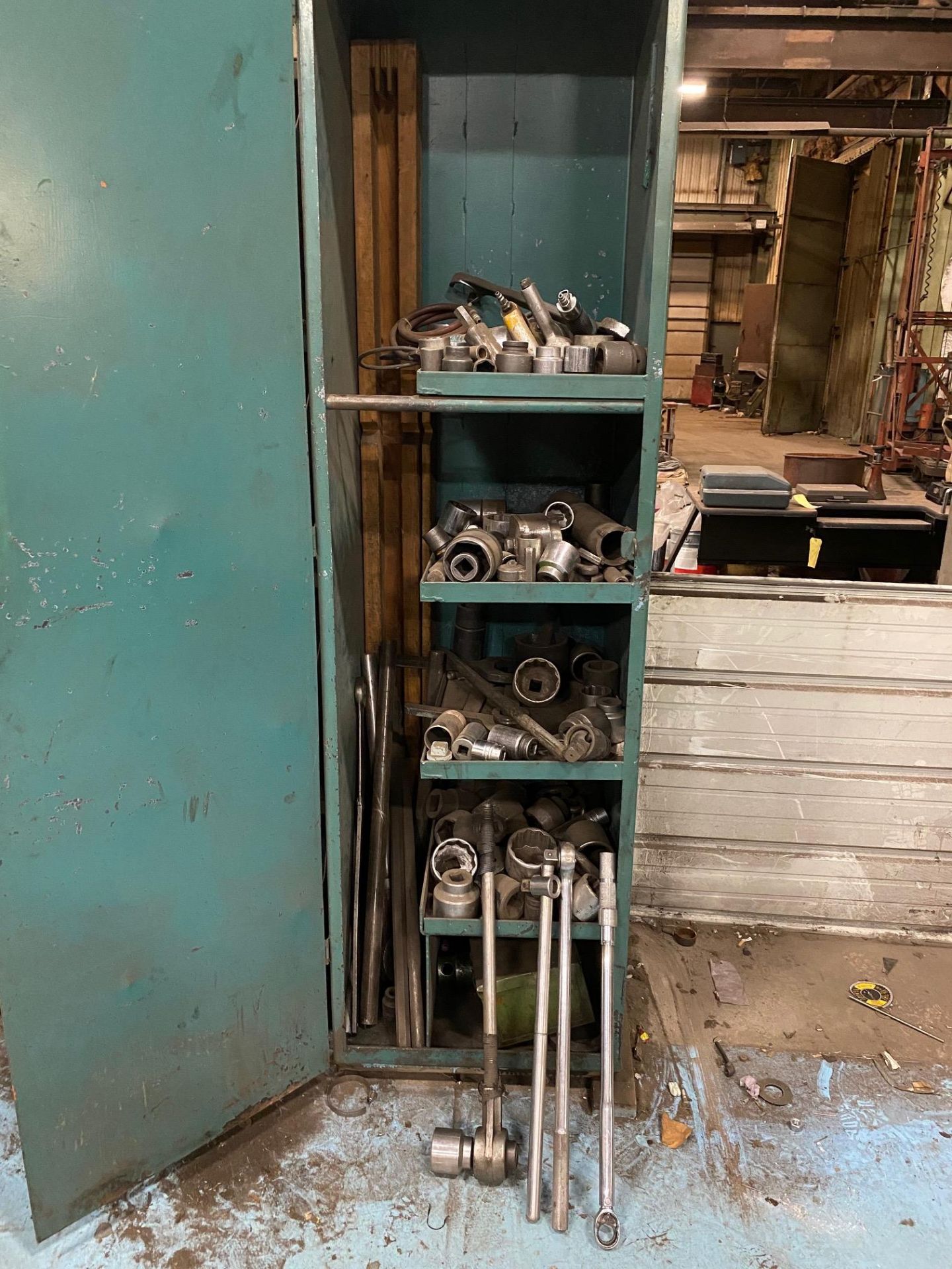 LOT: Large Sockets & Ratchets (includes cabinet)