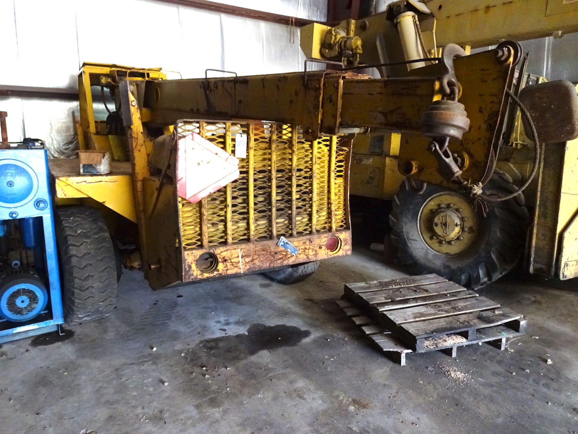 WIDE AXLE ROAD RUNNER 5 TON CAP. (APPROX) MODEL VC502 MOBILE CRANE, S/N 243 (SOUTH BELOIT) - Image 3 of 8