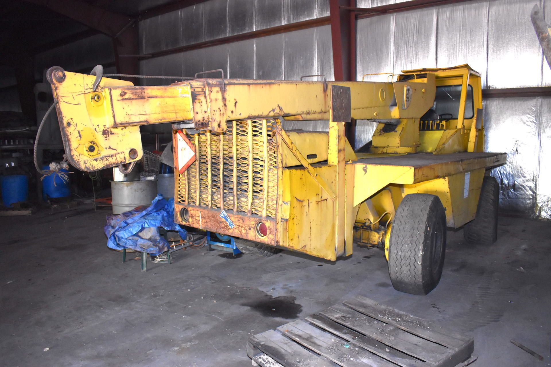 WIDE AXLE ROAD RUNNER 5 TON CAP. (APPROX) MODEL VC502 MOBILE CRANE, S/N 243 (SOUTH BELOIT)