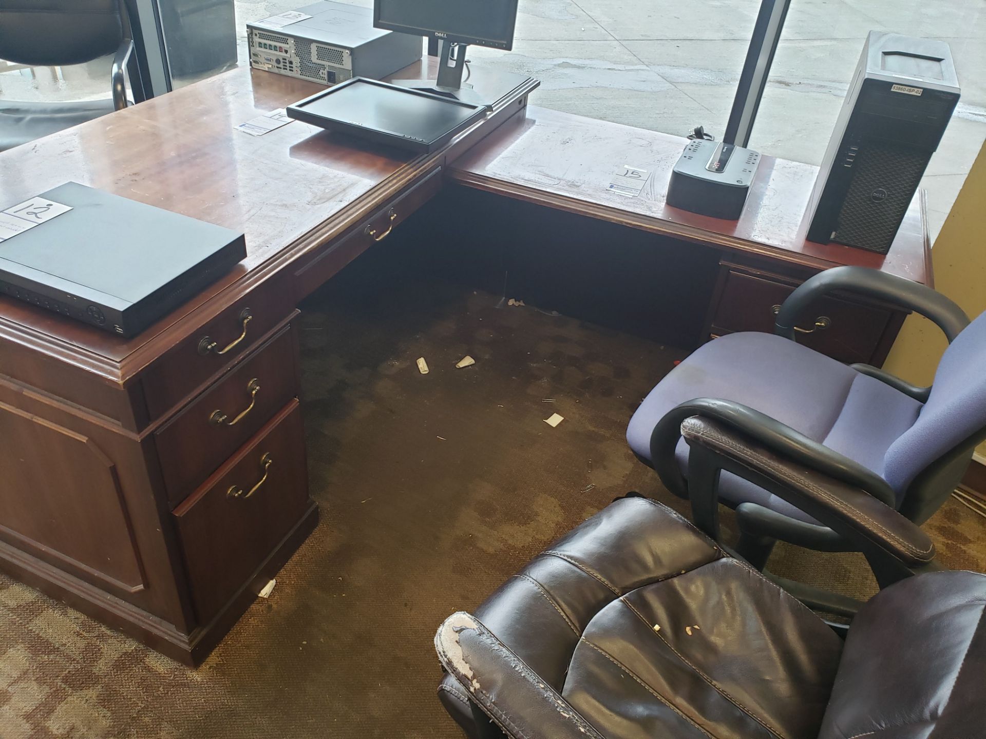 WOODEN "L" SHAPED DESK WITH 2 CHAIRS - Image 5 of 6