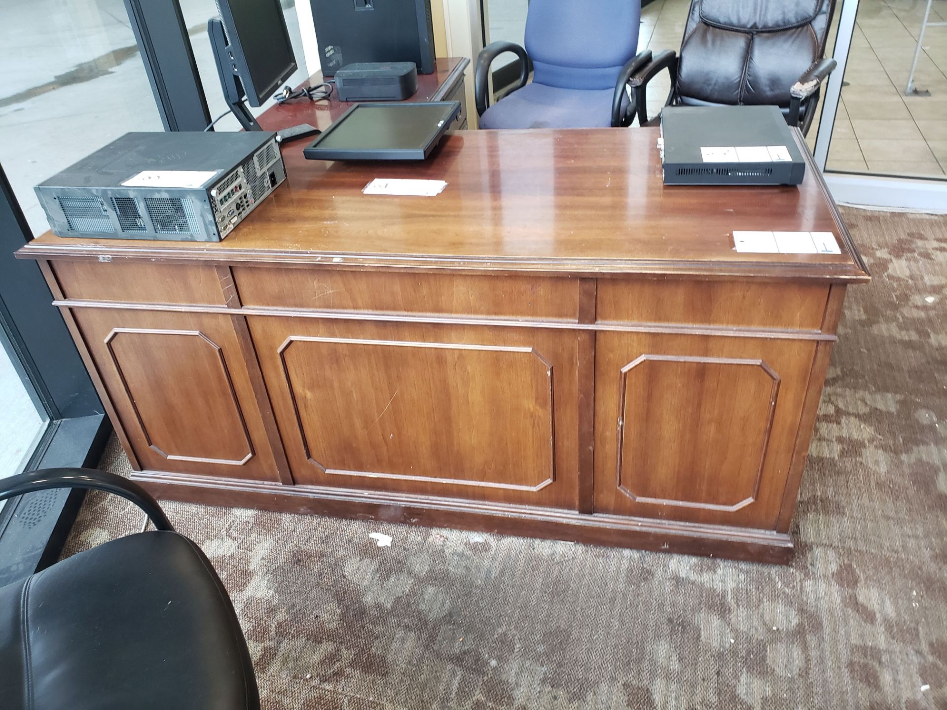 WOODEN "L" SHAPED DESK WITH 2 CHAIRS - Image 2 of 6