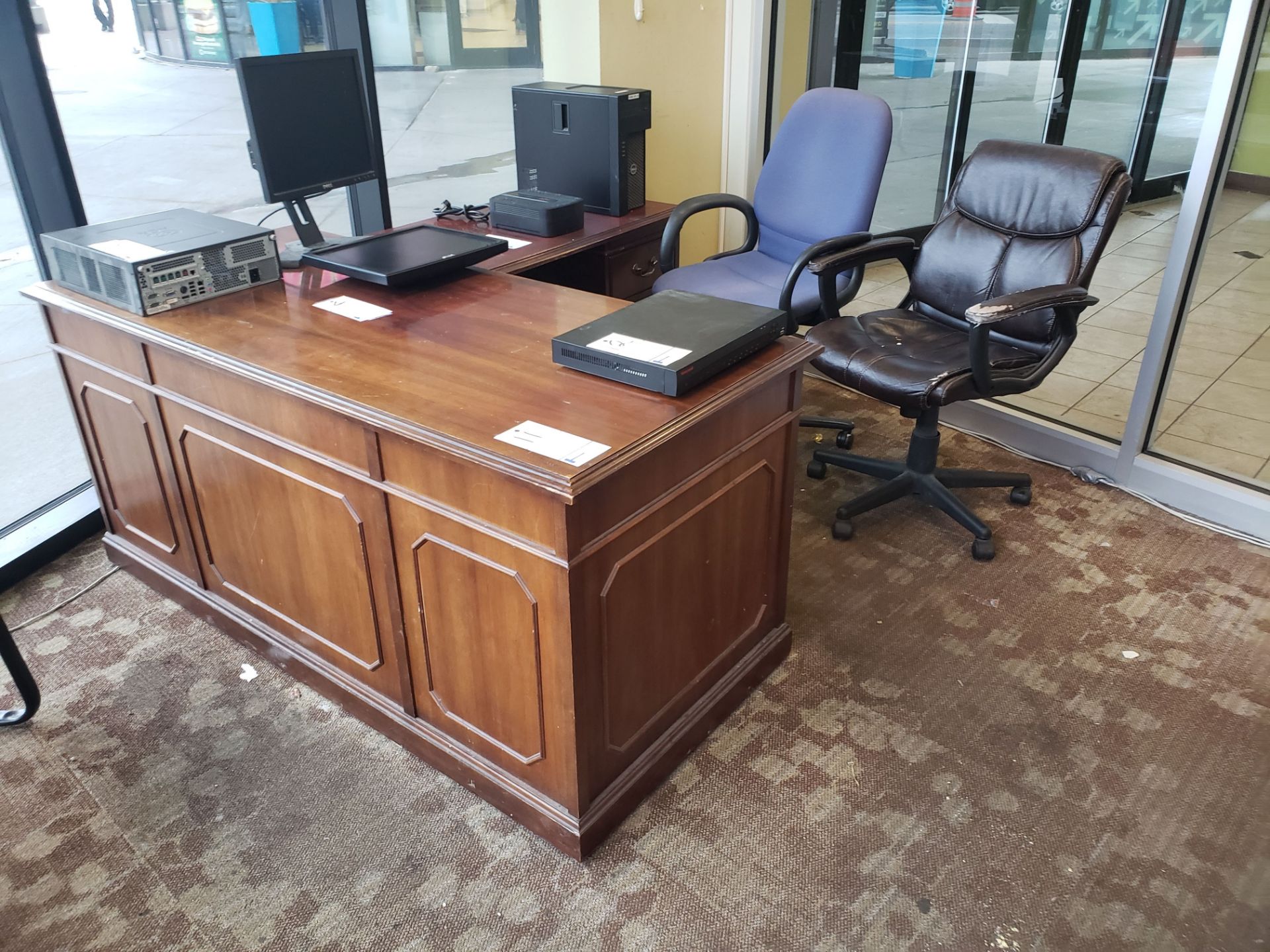 WOODEN "L" SHAPED DESK WITH 2 CHAIRS