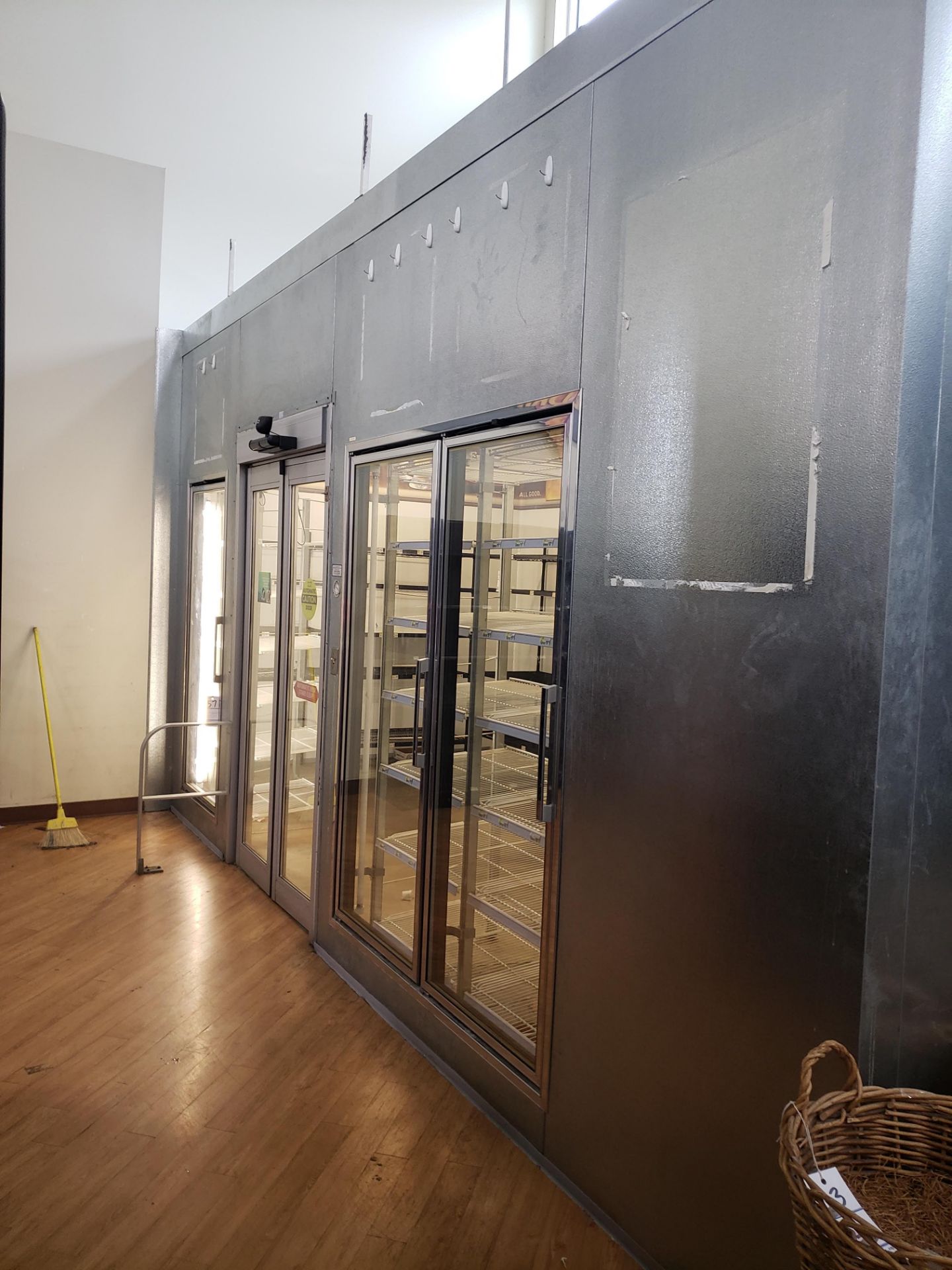 HILL PHOENIX WALK IN BEVERAGE COOLER WITH AUTOMATIC DOOR 20'9" X 11' X 9'7" - Image 4 of 14