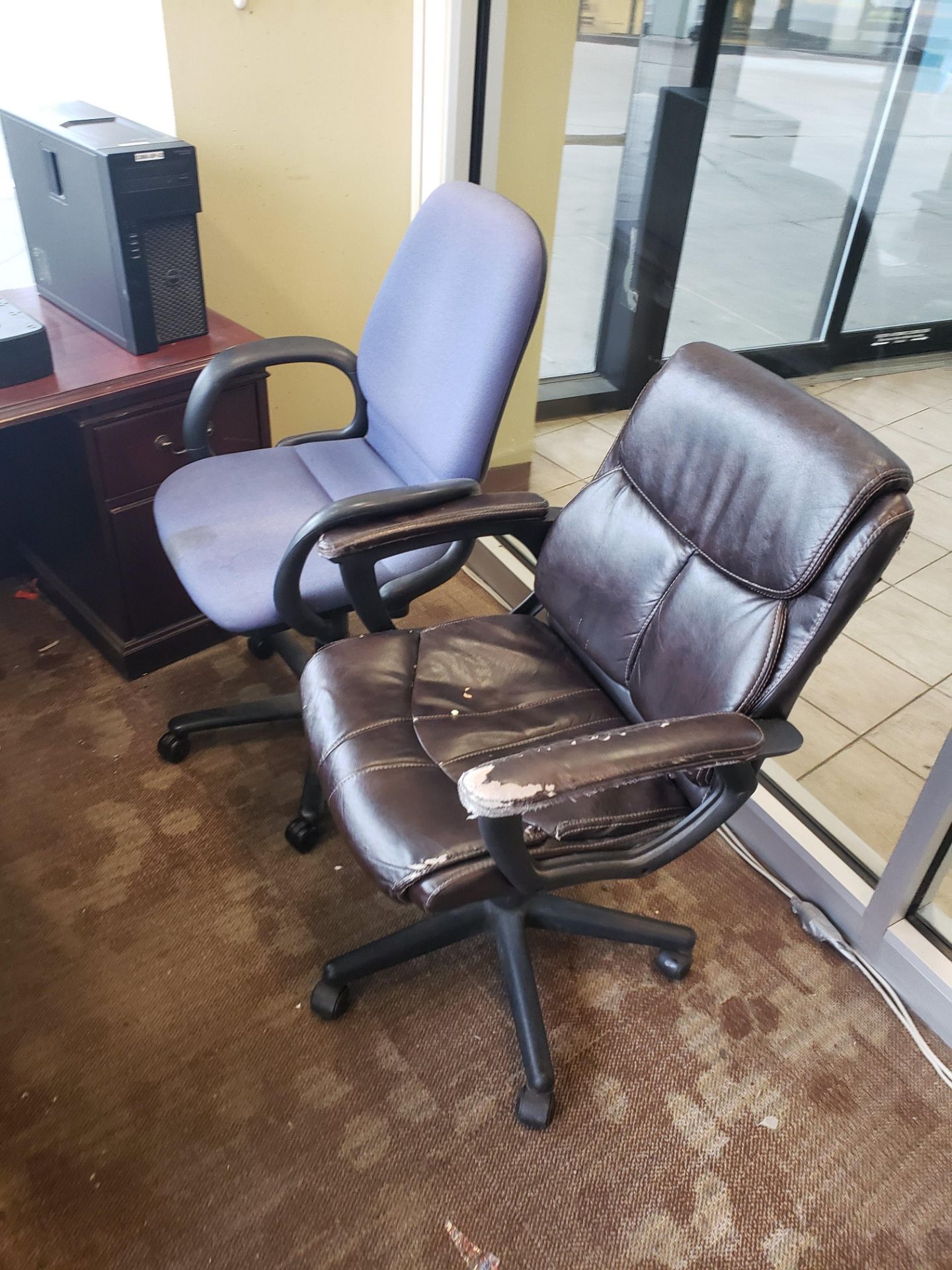 WOODEN "L" SHAPED DESK WITH 2 CHAIRS - Image 4 of 6