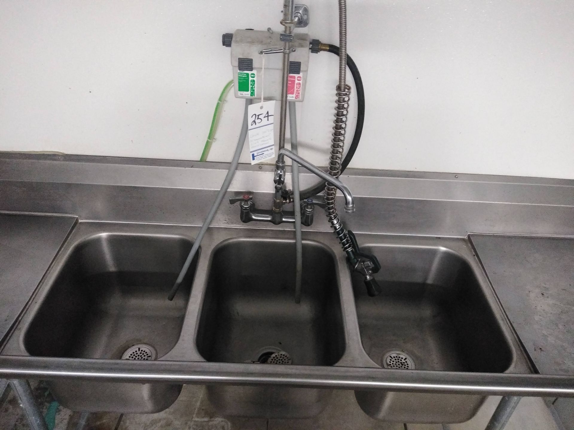 EAGLE 100" X 28" 3 COMPARTMENT SINK WITH DOUBLE DRAIN BOARDS - Image 2 of 3