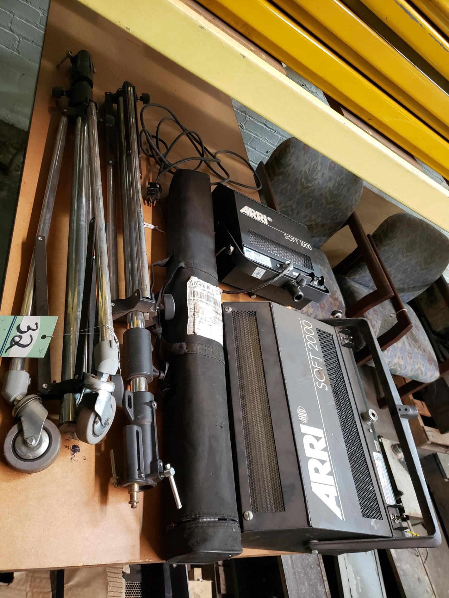 LOT OF STUDIO LIGHTING AND TRIPODS - Image 8 of 8