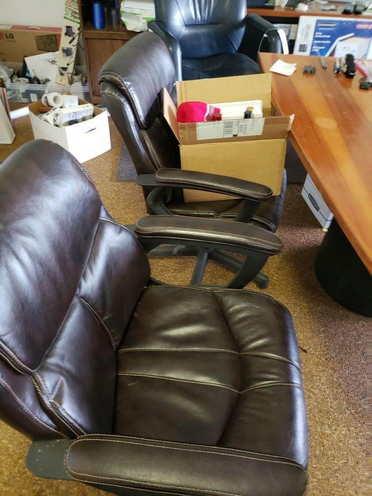 SET OF 6 LEATHER OFFICE CHAIRS IN GOOD CONDITION - Image 4 of 6