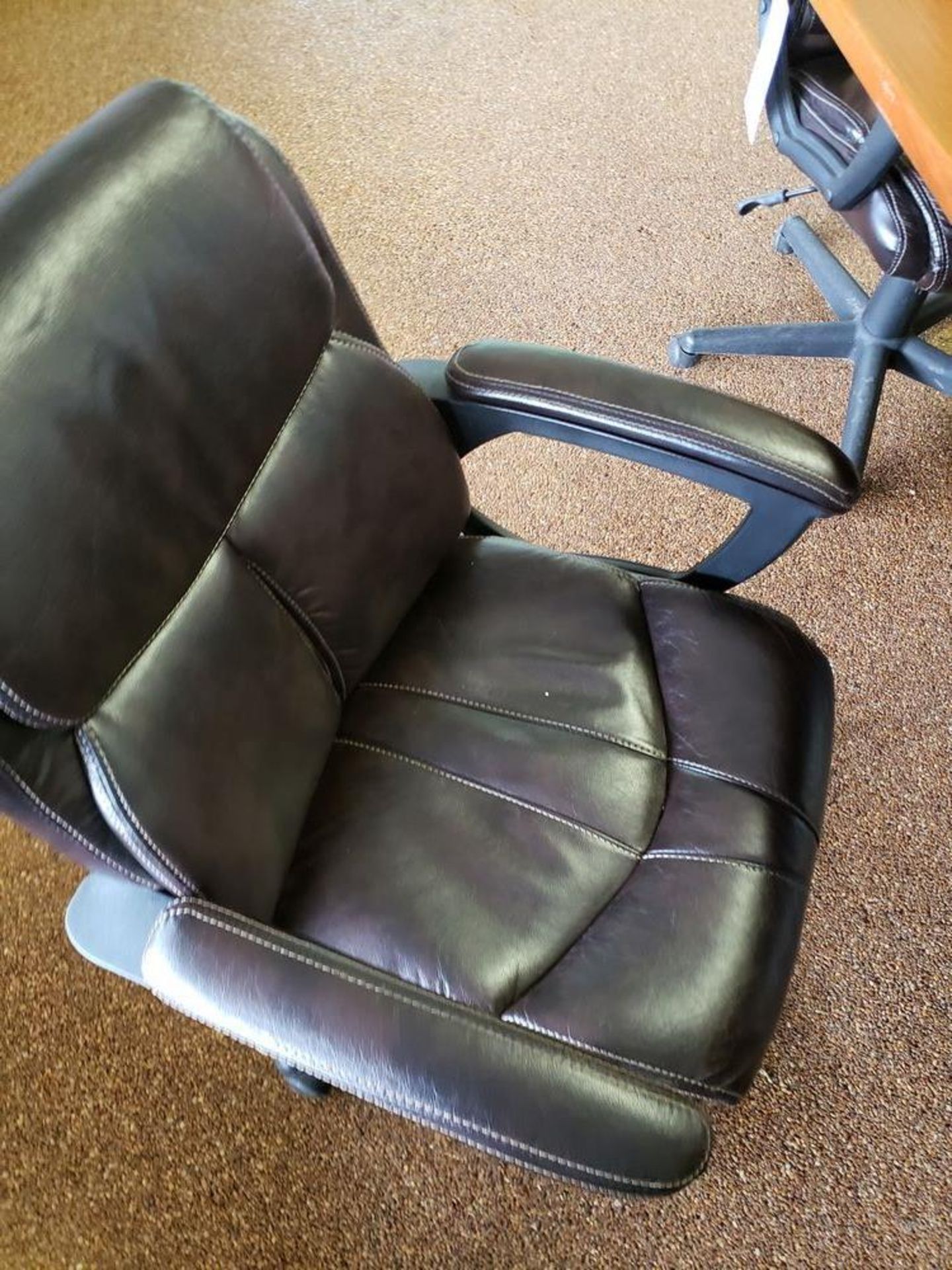 SET OF 6 LEATHER OFFICE CHAIRS IN GOOD CONDITION - Image 5 of 6