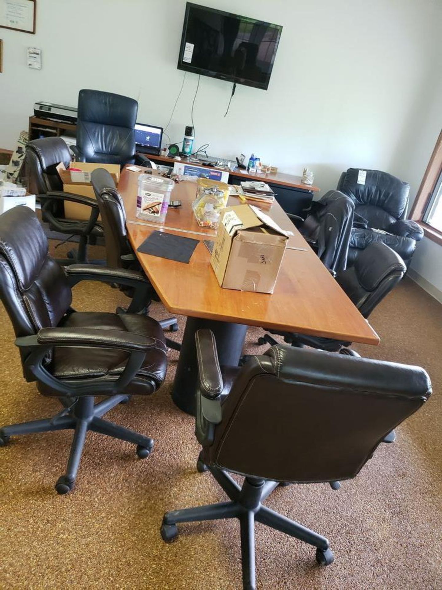 SET OF 6 LEATHER OFFICE CHAIRS IN GOOD CONDITION