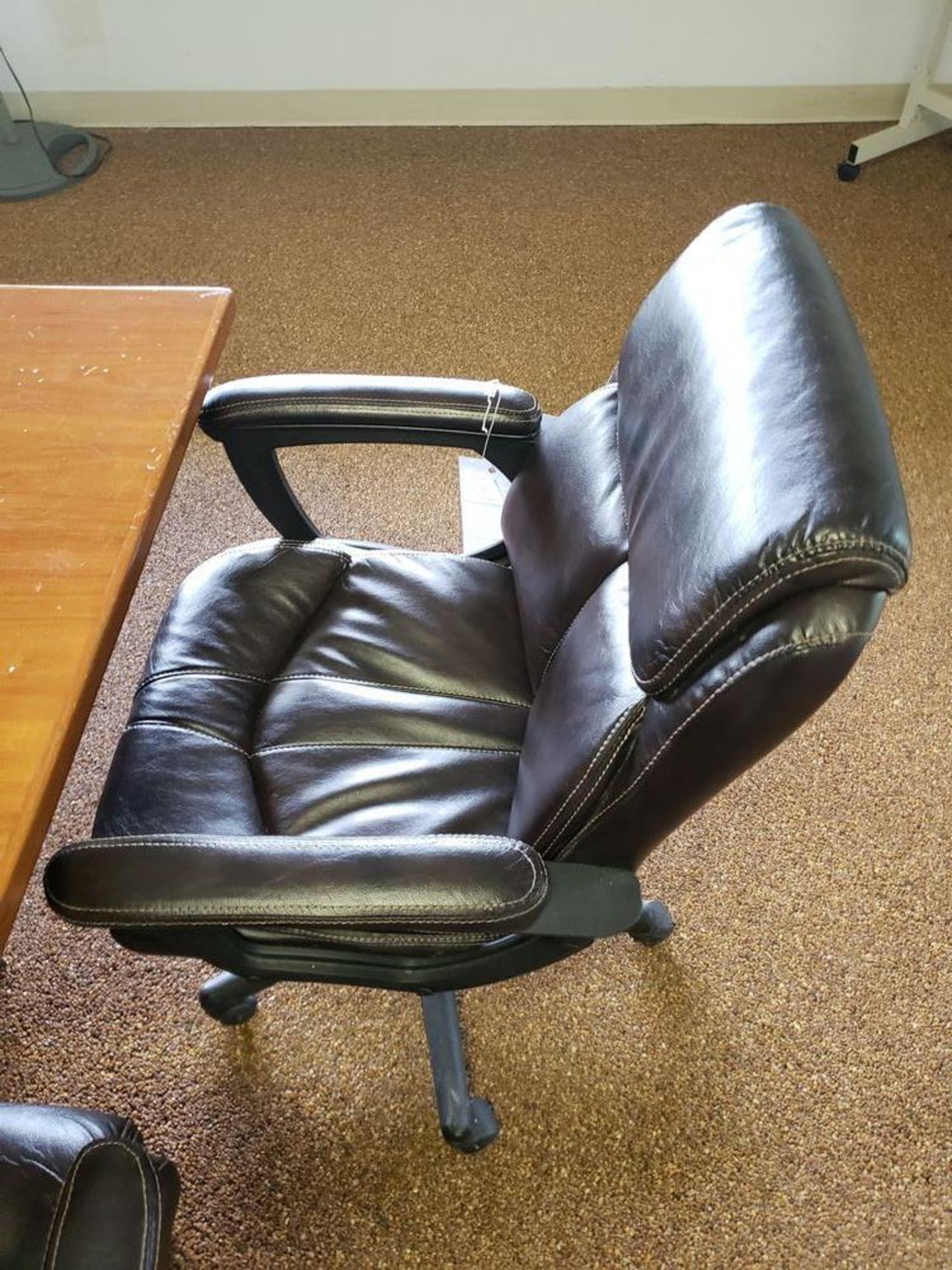 SET OF 6 LEATHER OFFICE CHAIRS IN GOOD CONDITION - Image 3 of 6