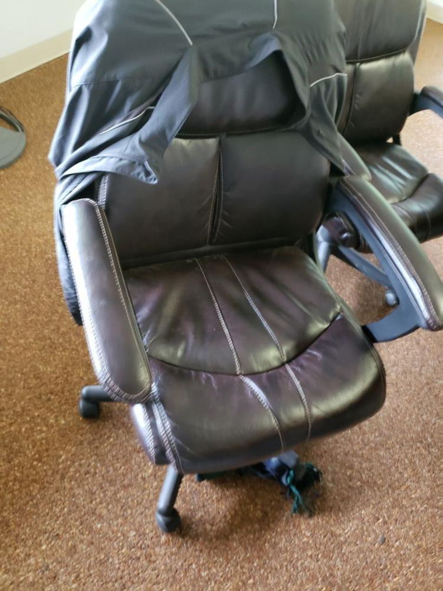 SET OF 6 LEATHER OFFICE CHAIRS IN GOOD CONDITION - Image 6 of 6