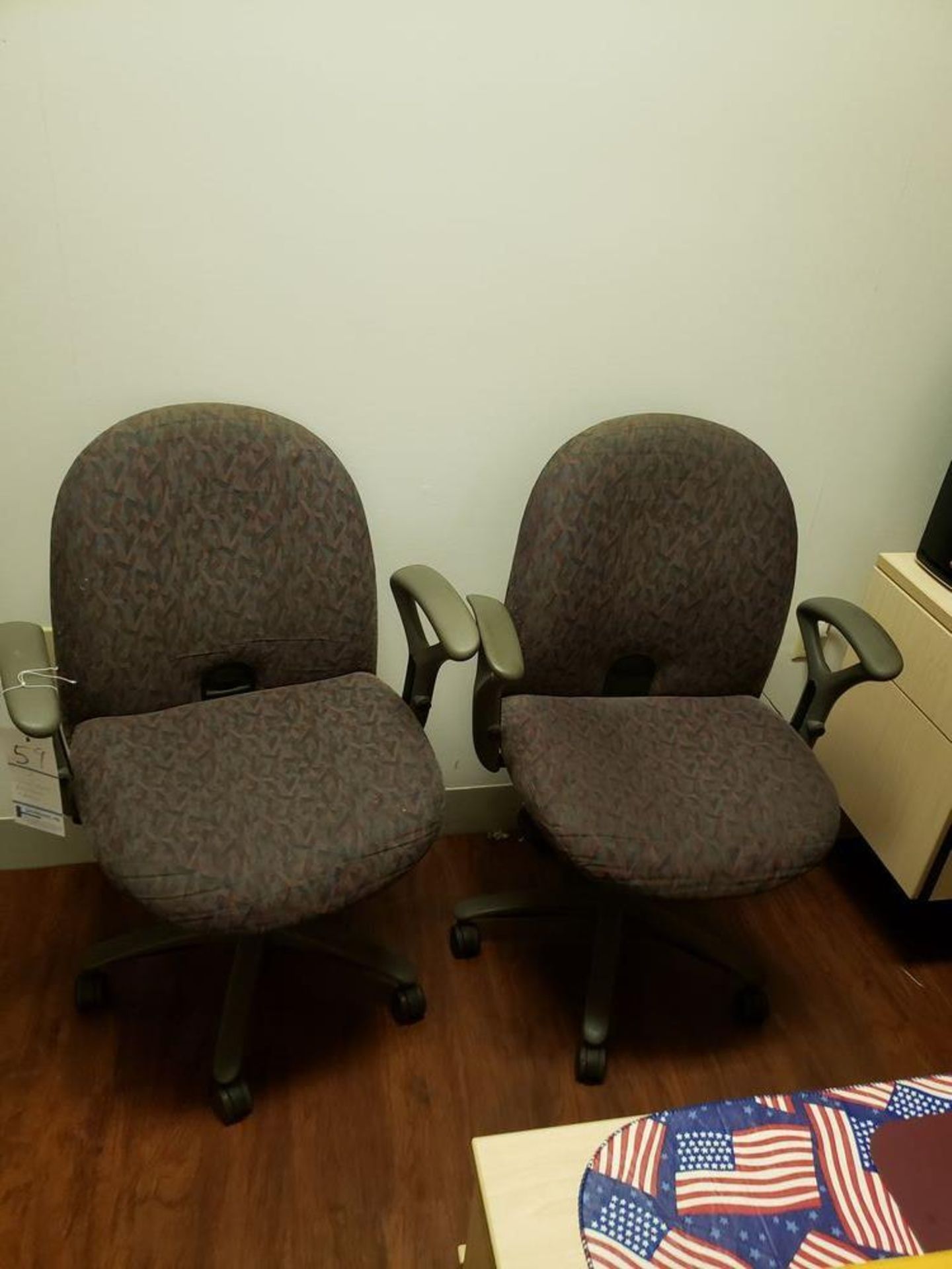 SET OF 2 SWIVEL POSTURE CHAIRS WITH ARMS