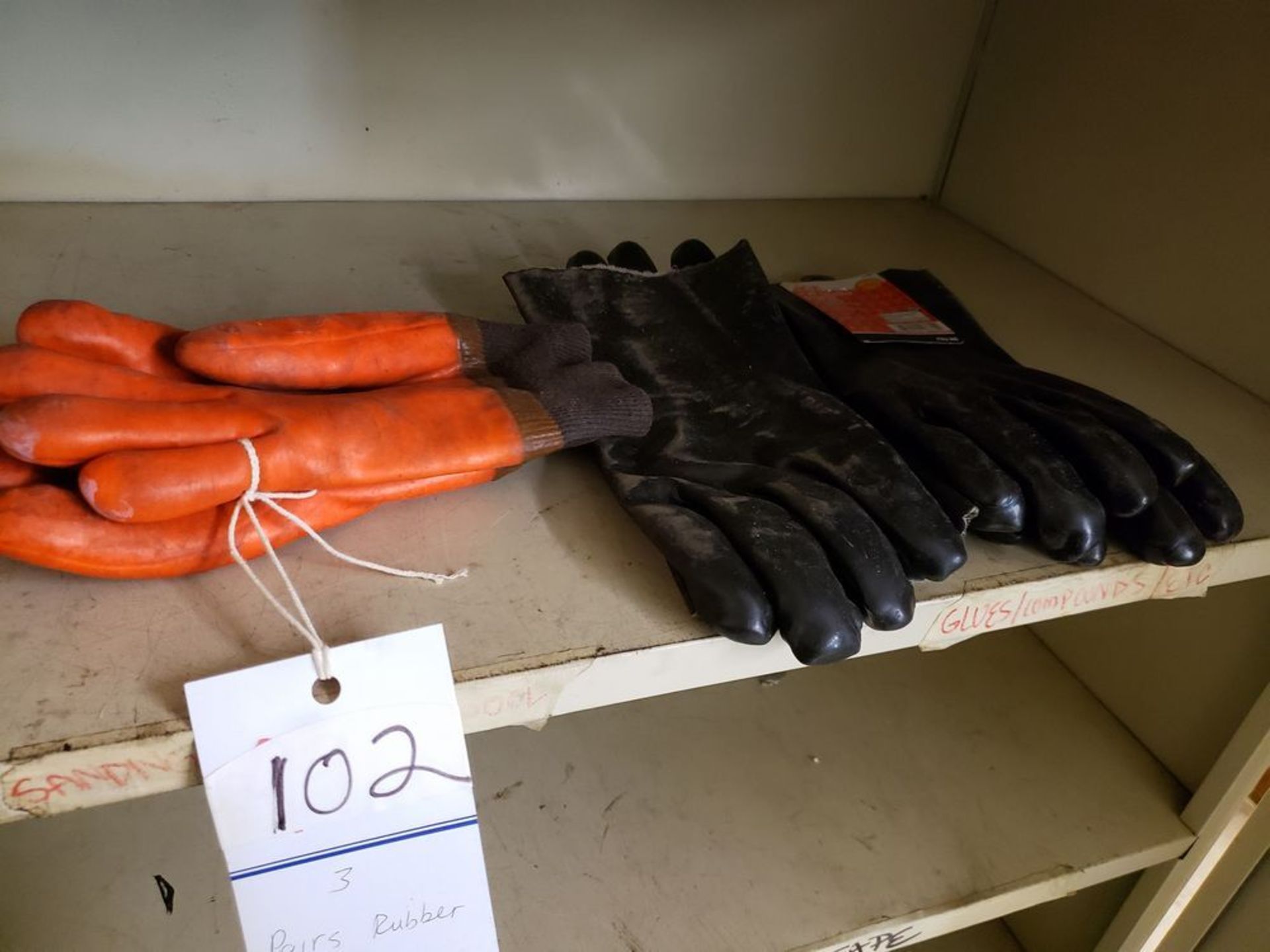 LOT OF RUBBER GLOVES