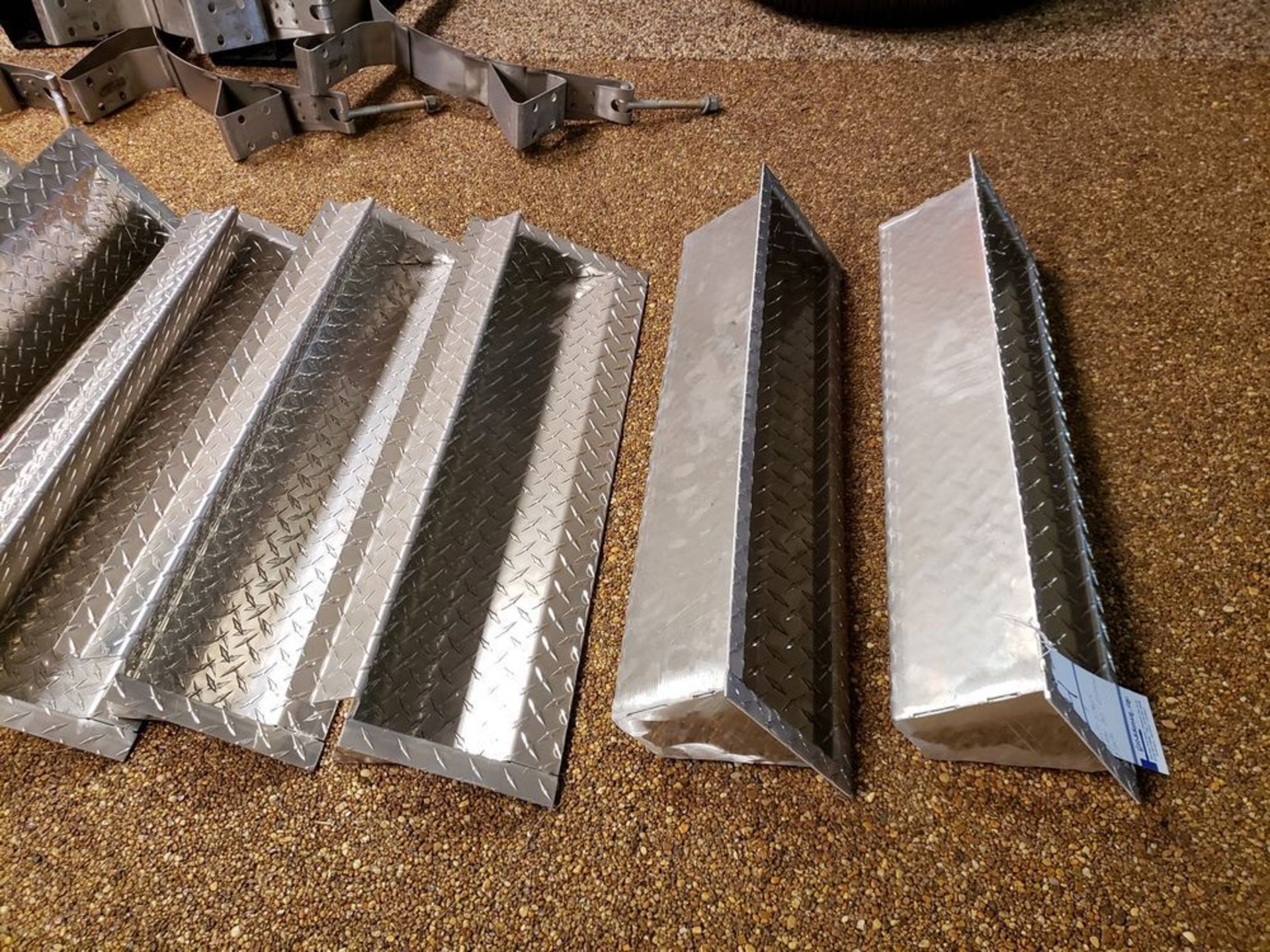 SET OF 8 ASSORTED ALUMINUM DIAMOND PLATE FRAME STEPS 33" - Image 3 of 4