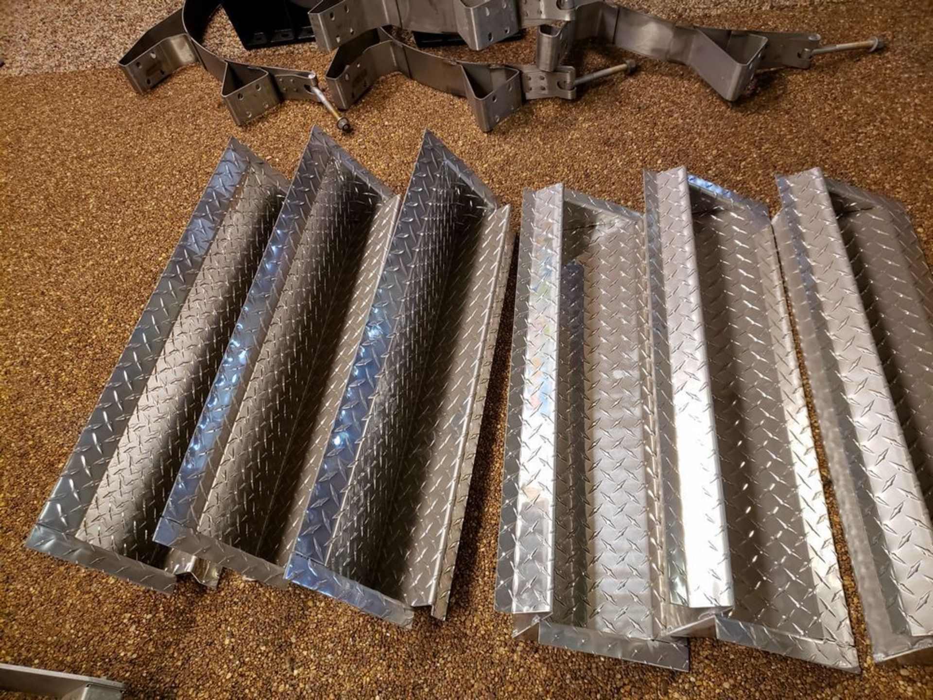 SET OF 8 ASSORTED ALUMINUM DIAMOND PLATE FRAME STEPS 33" - Image 4 of 4