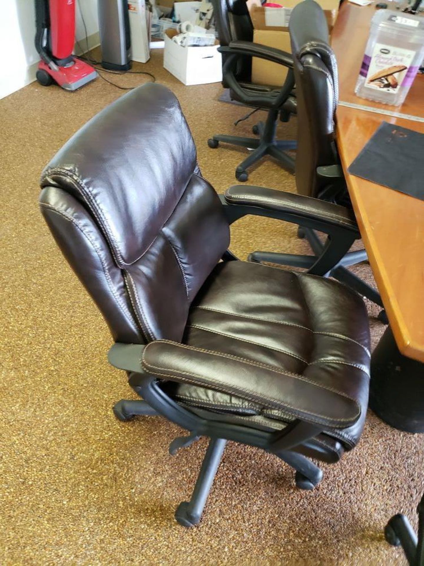 SET OF 6 LEATHER OFFICE CHAIRS IN GOOD CONDITION - Image 2 of 6