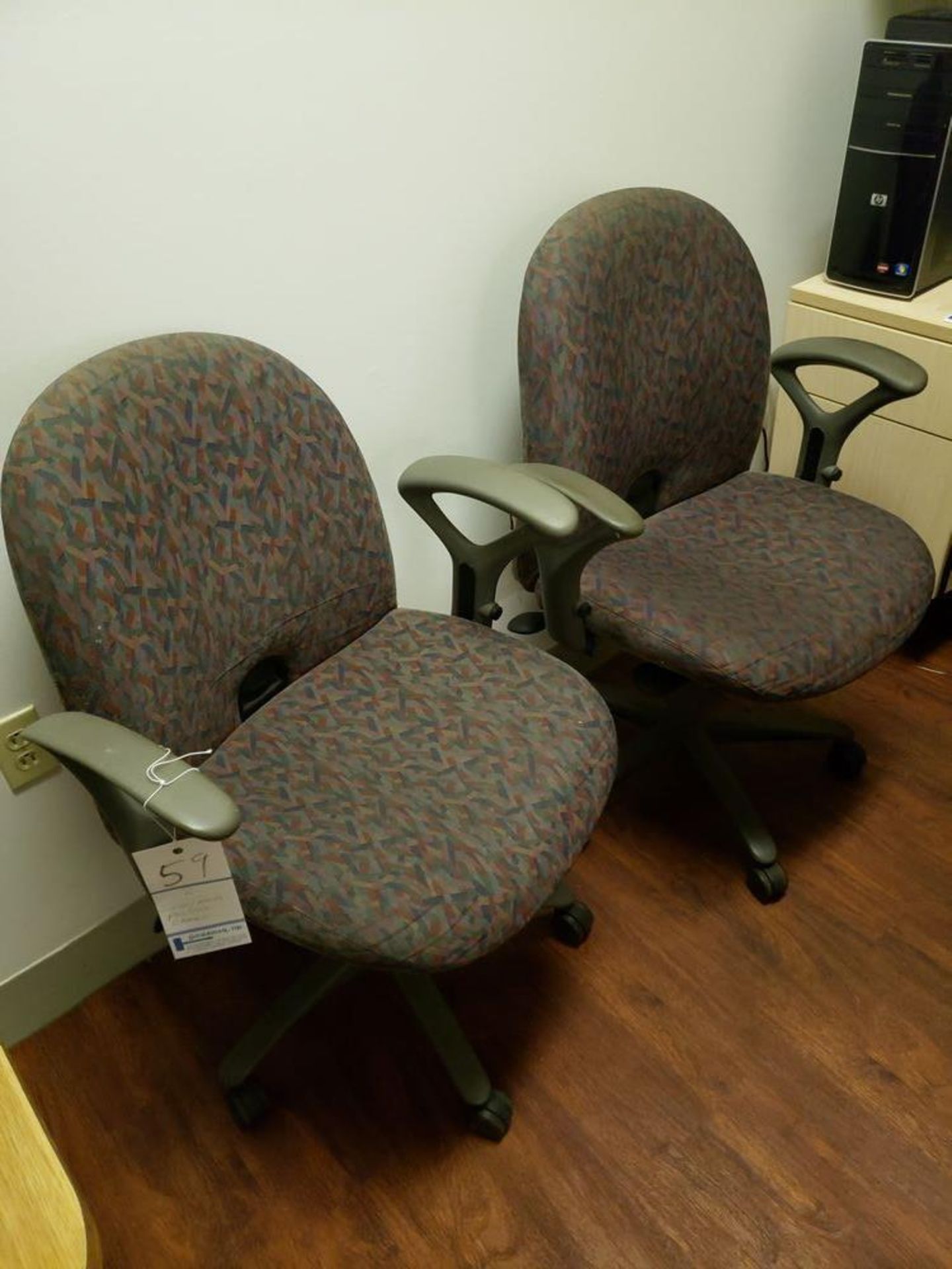 SET OF 2 SWIVEL POSTURE CHAIRS WITH ARMS - Image 2 of 2