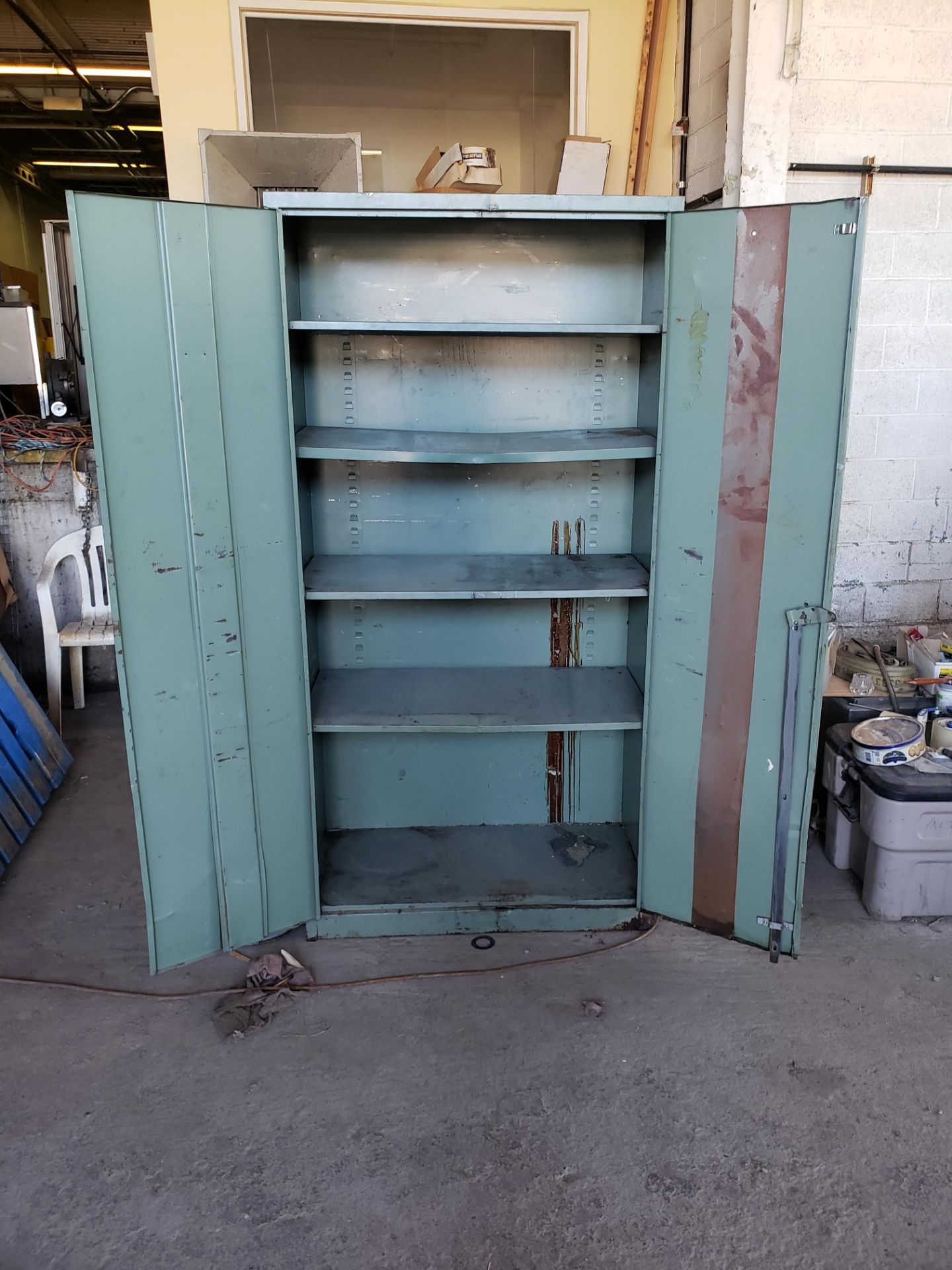 METAL 2 DOOR STORAGE CABINET - Image 3 of 3