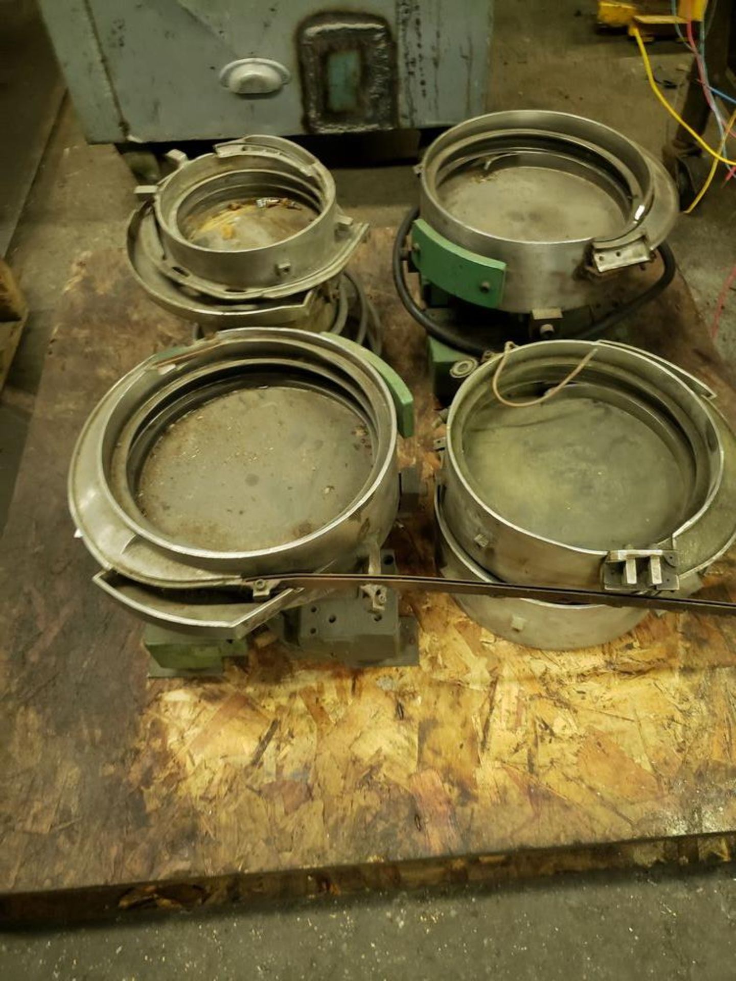 LOT OF VIBRATING FEEDERS WITH EXTRA BOWLS